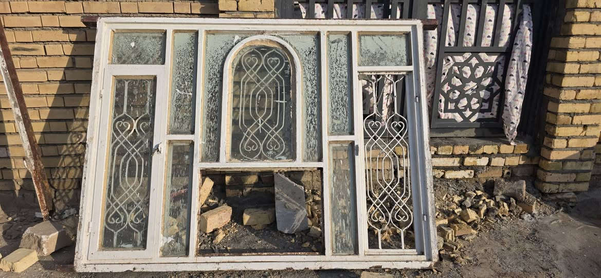 ١. باب متصل بشباك ٢*٢ 
٢. شباك ٢*٢  ( باب الشباك موجود بس انا فاتحة ) 
السعر ١٠٠ الف 
***********
نهاوند الاولى
