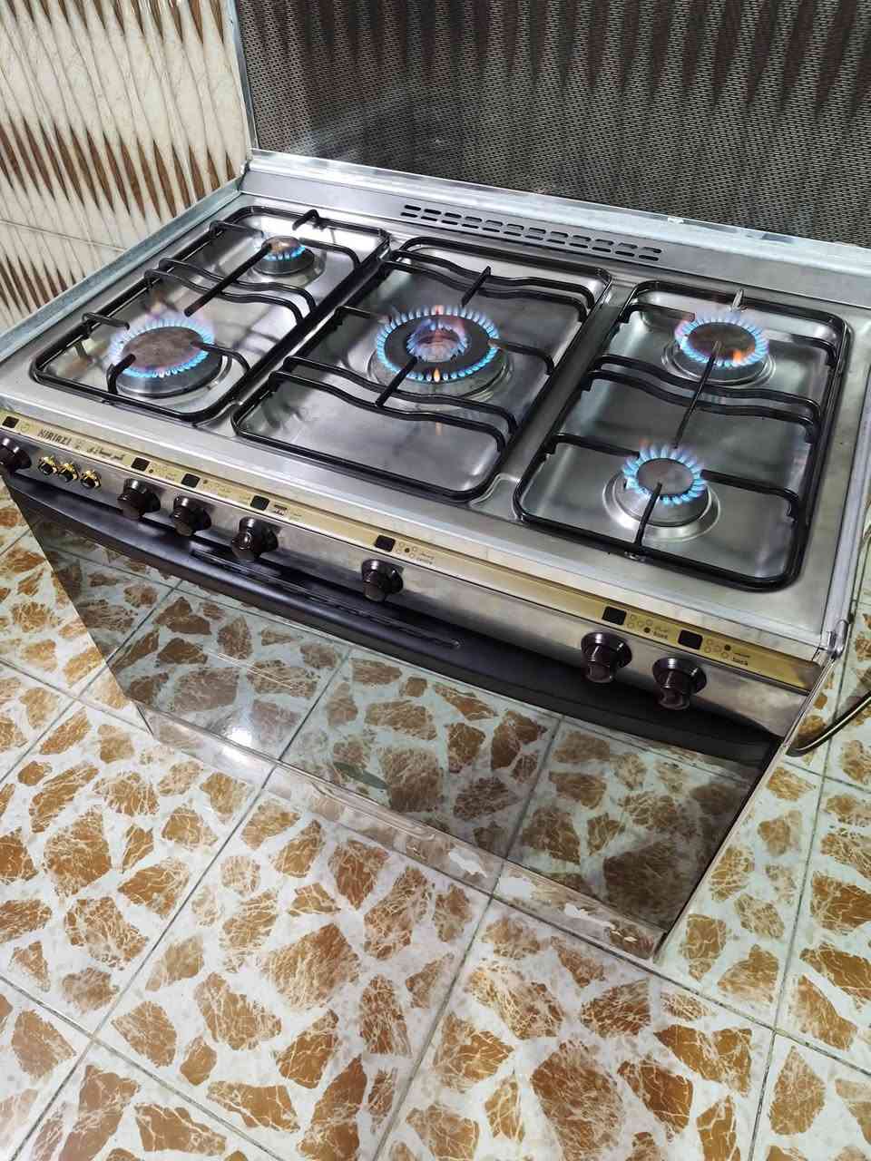 طباخ كريازي مصري نظيف كامل شغال غاز سعرة ٢٧٥ وبي مجال المكان دورة ابو دشير و اكو توصيل ب كروة ***********
