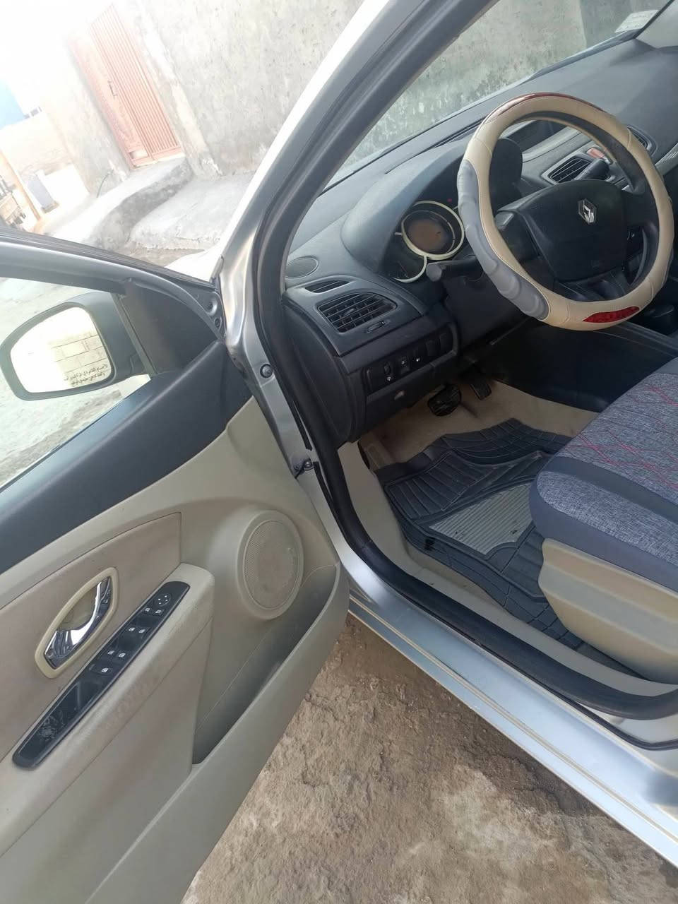 رينو فلونس موديل ١٦ رقم قادسيه السياره مابيها لاضربه قويه ولابارد فقط دحجات بسيطه بيها جراد حداديه خير من الله تبريد نقص غاز فقط السياره نظيفه مال بيت مامتعوبه سعرها 67 وبيها مجال بسيط شرط التحويل 
 العنوان النجف_ الكوفه شارع المعمل
*********** بيع فقط بيع فقط بيع فقط بدون مراوس
