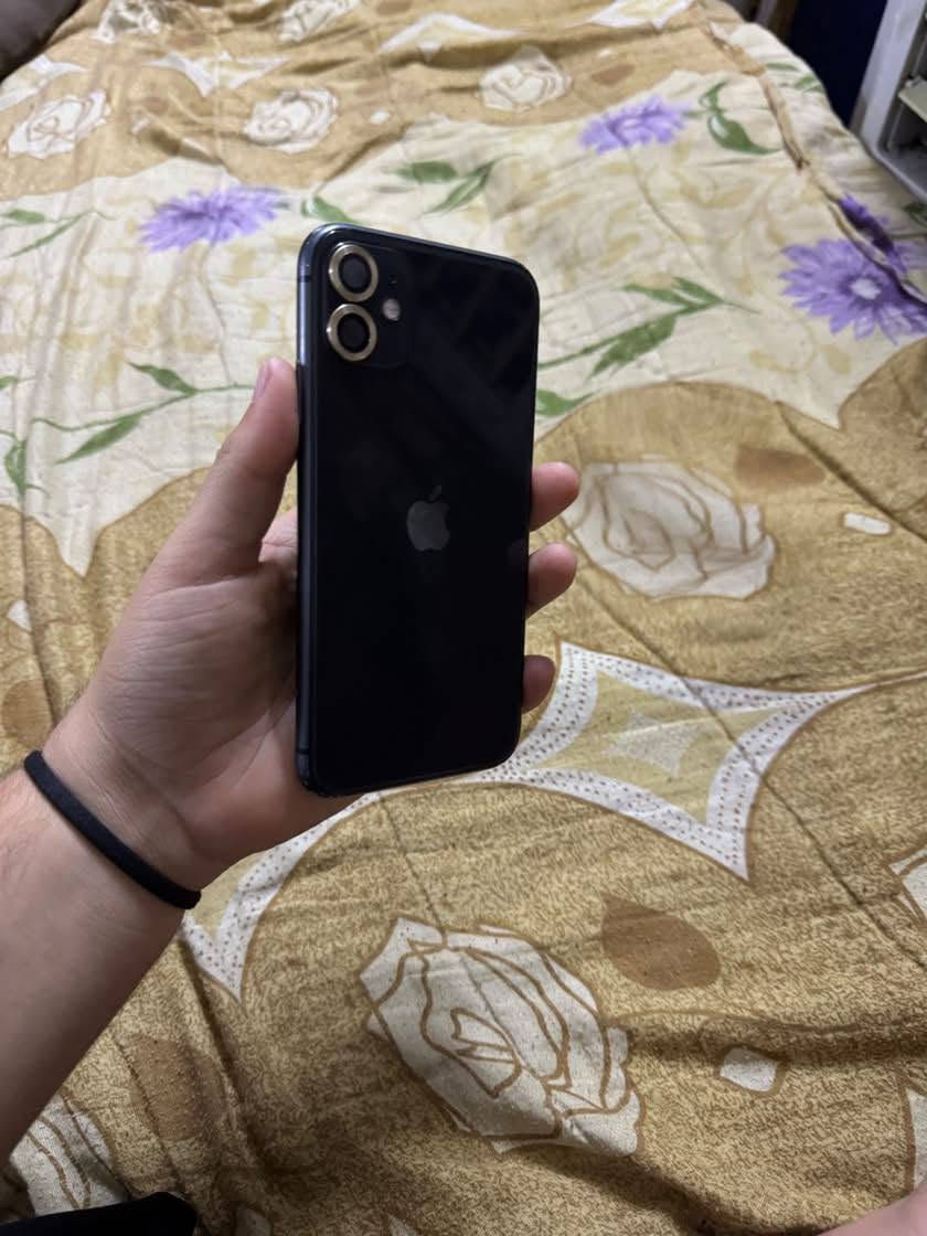 للبيع: ايفون 11*
- *الذاكرة*: 64GB
- *البطارية*: 81% بلاد
- *اللون*: اسود
- *الشاشة*: مستبدلة 3 خيارات اصلي
- *الشغال*: اتصال ✅ سيم كارت ✅ واي فاي ✅ كامرات ✅ 
- *ملاحظة*: فيس ايدي متوقف - الباقي مكفول
- *الحالة*: مابي عطل. تجي تفحص على راحتك
- *السعر*: 165 ألف وبي مجال
- *يرهم*: مراوس 
- *للتواصل واتساب*: ***********
- *المكان*: بغداد - مدينة الصدر
- *ملاحظة*: ماكو توصيل

---
