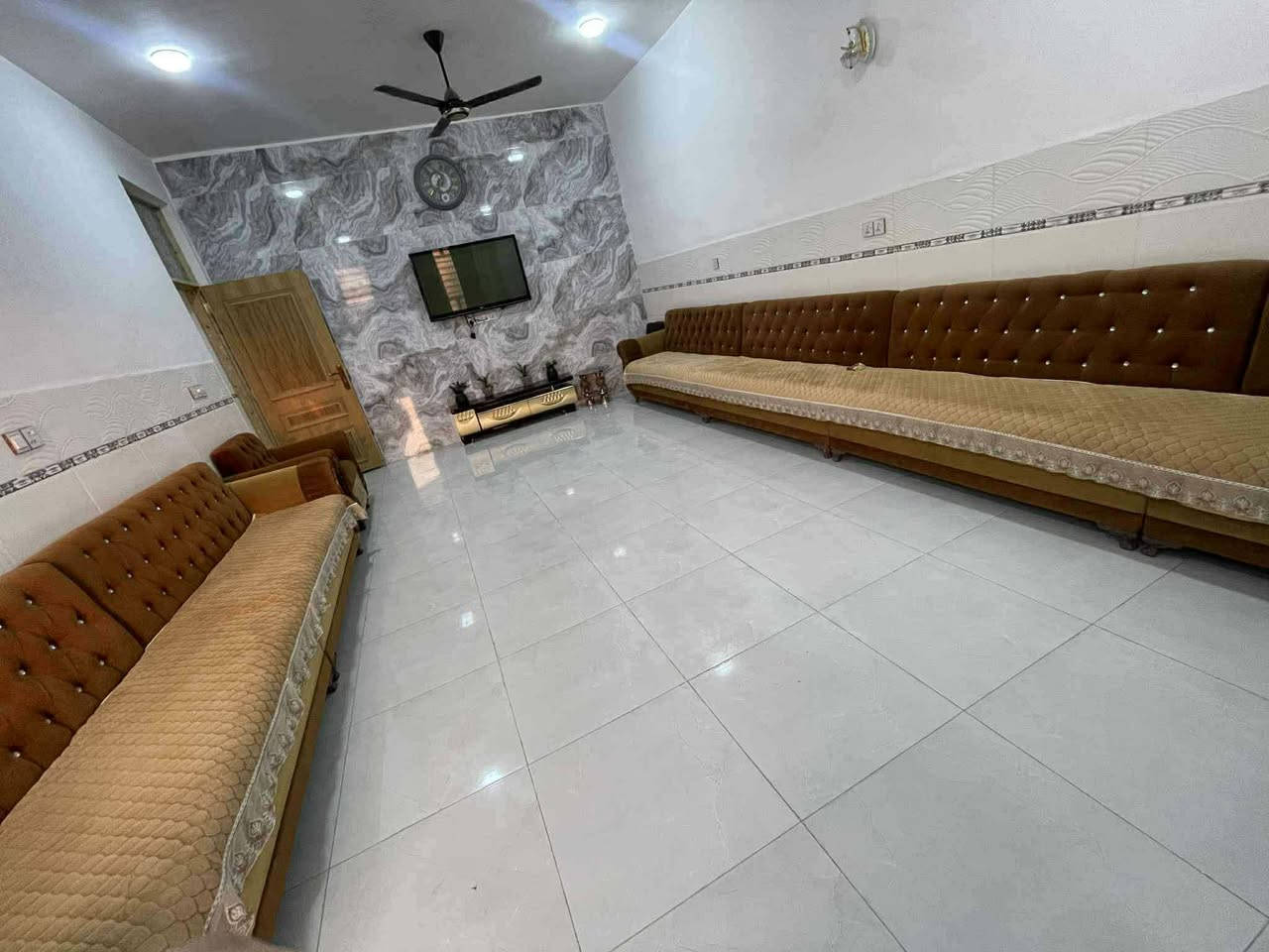 بيت مع حديقه مساحه ٤٠٠ متر طابو زراعي سند ٢٥ سنتر عل تبليط  موقع حله ورديه سيف سعد شارع المشجر البيت غرفتين وصاله ومطبخ واستقبال ومجمع صحيات داخليه وخارجيه مابي اي نقص البيت استفسار *********** غير متواجد عل فيس
