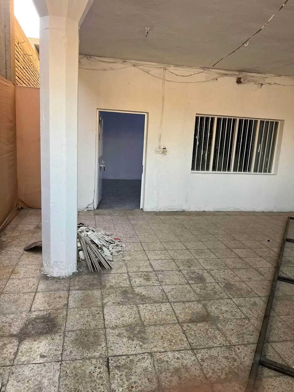 بيت لليجار الخاجيه شارع 40
الطابق الأول كراج مطبخ صاله غرفتين نوم
الطابق الثاني غرفتين نوم صاله جبيره وسطح زغير وصحيات 
العنوان الخاجيه شارع 40 الرئيسي قرب رئست صحت واسط 
يرهم سكن روضه مجمع صحي او ستثمام 
***********
