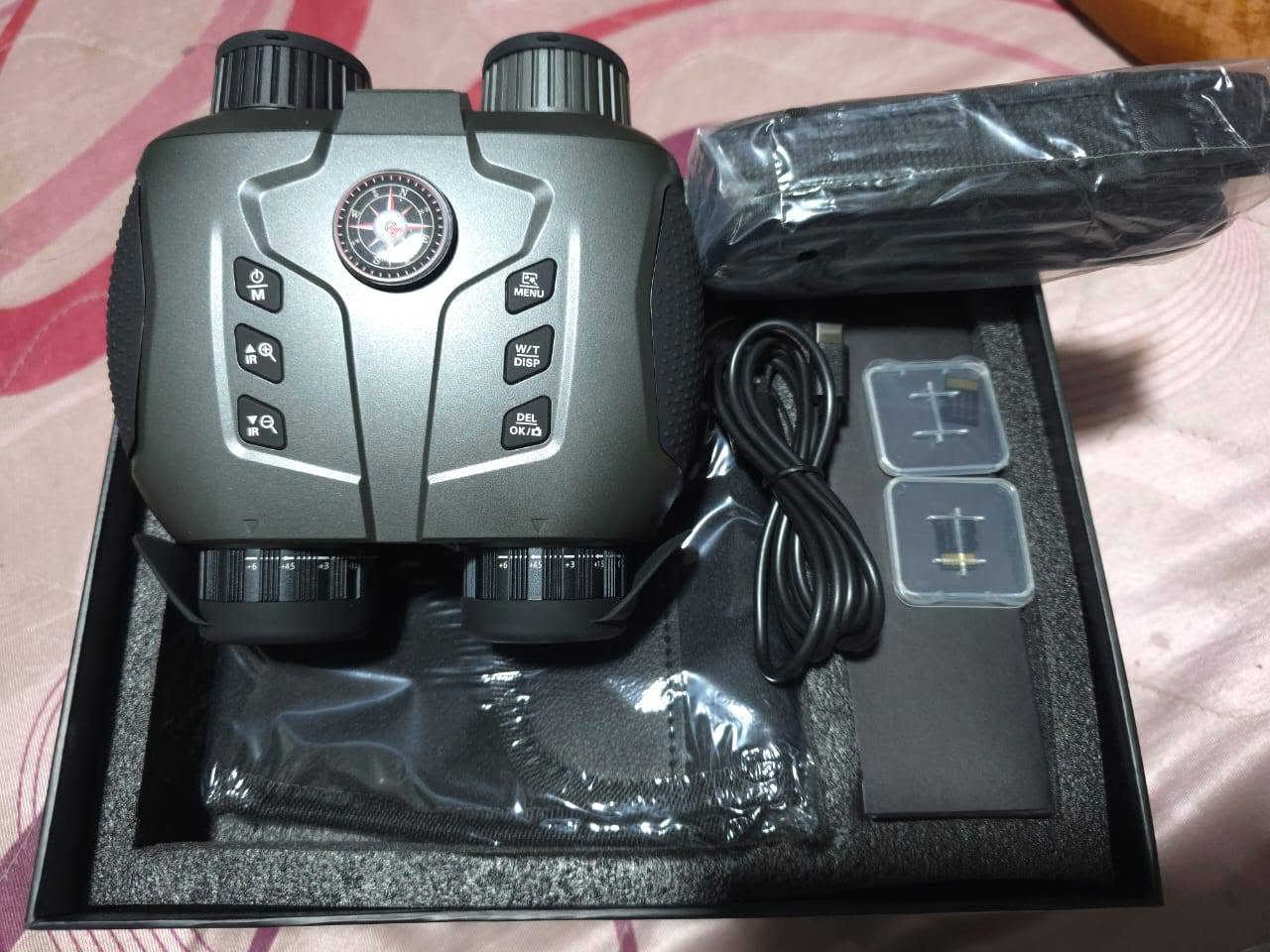 هذا المنتج هو منظار رؤية ليلية رقمي ثلاثي الأبعاد (3D Digital Night Vision Goggles/Binoculars)، من الفئات الشهيرة مثل (NV8000 / NV8160) المخصصة للتركيب على الرأس أو الخوذة أو الاستخدام اليدوي.
​أهم المواصفات والمميزات العامة لهذا الجهاز:
​تقنية الرؤية (3D Display):
​يعتمد على شاشتين داخليتين مزدوجتين (Binocular) لعرض الصورة بتقنية ثلاثية الأبعاد لمحاكاة الرؤية الطبيعية للعين البصرية وتقليل إجهاد العين أثناء الاستخدام الطويل.
​إمكانية ضبط العدسات لكل عين بشكل مستقل (±3 diopter) لتناسب كبار وصغار السن أو ذوي نقص/زيادة النظر دون الحاجة لنظارات.
​الإضاءة الليلية والمدى:
​كشاف كشاف أشعة تحت حمراء (IR) بقدرة 3 واط وطول موجي 850 نانومتر.
​يحتوي على 7 مستويات للتحكم في شدة الأشعة تحت الحمراء.
​مدى الرؤية:
​في الظلام التام (Pitch Black): من 200 إلى 300 متر.
​في الإضاءة المنخفضة/ضوء القمر: من 1 متر إلى ما لا نهاية.
​التكبير والتصوير:
​التكبير الرقمي (Digital Zoom): يصل إلى 4X - 8X (حسب إصدار الموديل exact model).
​دقة التصوير: تسجيل فيديو بدقة FHD (1080P) التقاط صور وفيديوهات وتخزينها على كارت ذاكرة (Micro SD) يصل حتى 32 جيجابايت.
​أنماط الألوان: دعم 4 ألوان للعرض (ألوان طبيعية، أبيض وأسود، أخضر ليلي moonlight green، أو فلاتر مخصصة).
​البطارية والشحن:
​بطارية ليثيوم مدمجة قابلة للشحن بسعة 3000mAh.
​منفذ الشحن: Type-C. للمراسله خاص او على الرقم ***********
