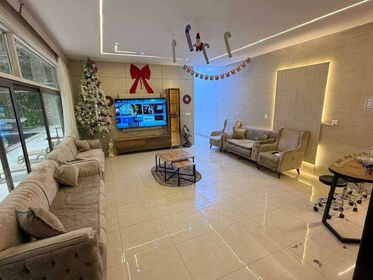 الحجز واتساب ***********
المزرعه موثقه بتطبيق اجرالي 

المسبح مغلق الطول 15 العرض 5

العمق تدريجي من 120 الا 175 

بليارد 🎱

فيشه 🎾

طاوالي 🎲

ورق 🃏

غرفتين نوم ماستر
