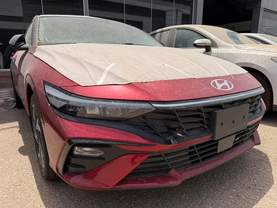 هيونداي النترا 2026 الملون توكلر 🩶💜
🔹 المحرك:
▪️ 4 سلندر 2000cc
▪️ تنفس طبيعي
▪️ ناقل حركة أوتوماتيك
▪️ دفع أمامي
▪️ صرفية اقتصادية مع أداء سلس وثابت

🔹 المواصفات الخارجية:
✅ ويل كب ألمنيوم 
✅ أضواء أمامية وخلفية LED كاملة
✅ فتحة سقف
✅ دخول وتشغيل بصمة

🔹 المواصفات الداخلية (فل كامل):
✨ شاشة وسطية كبيرة + عدادات ديجيتال كاملة
✨ نظام Apple CarPlay & Android Auto
✨ مقاعد جلد فاخرة
✨ تبريد مقاعد أمامية ❄️🔥
✨ تحكم كهربائي بمقعد السائق
✨ شاحن لاسلكي

🔹 أنظمة الأمان:
🛡️ حساسات أمامية وخلفية
🛡️ كاميرا خلفية

العنوان بابل طريق حلة نجف المعارض الجديدة 
📞 للاستفسار والتواصل:

👨‍💻 خدمة البيع نقداً :
للاستفسار 
***********
***********
