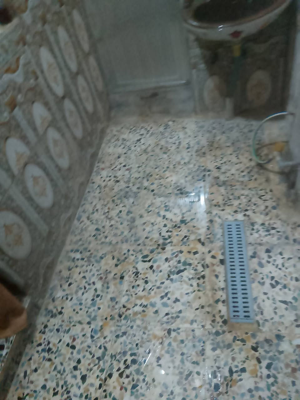 السلام عليكم دار لبيع  المساحة 100 مربع يحتوي على غرفتين نوم + ترك + استقبال + صاله واسعه + صحيات + منور + مخزن فوك ستاره عاليه + صب كونكريت عالي عن الشارع 5 بايات خدمات مي كهرباء مجاري كافه الخدمات المكان حي اور سبع قصور مخبز البركه   السعر 65 وبي مجال للشراي الرقم *********** 
الرقم الثاني ***********
 يوجد واتساب
