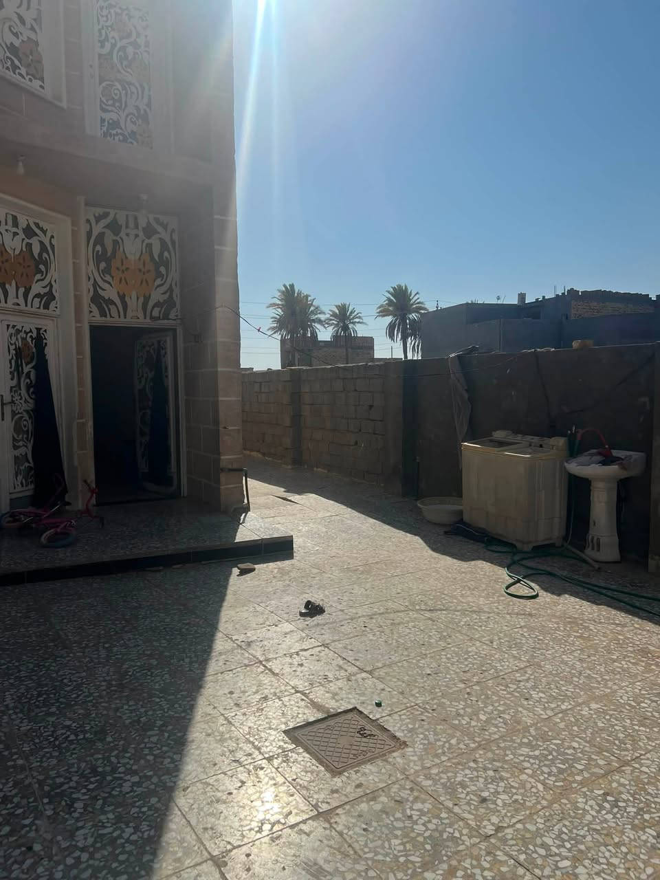 تحية طيبة
دار للبيع مساحة كبيرة اكثر250 متراً طابقين يحتوي على غرف نوم عدد 4وصحيات عدد2 ومطبخ عدد 2وصاله كبيرة عدد 1 وكراج لوقوف السيارة يسع حوالي 3سيارات اظافة الى كل هذا مؤثث اثاث جديد وسنه البناء 2022 لاستفسار الاتصال على الرقم التالي 

***********

***********

معلومة مهمة يوجد لدي سند باسمي وليس قرار محكمة
