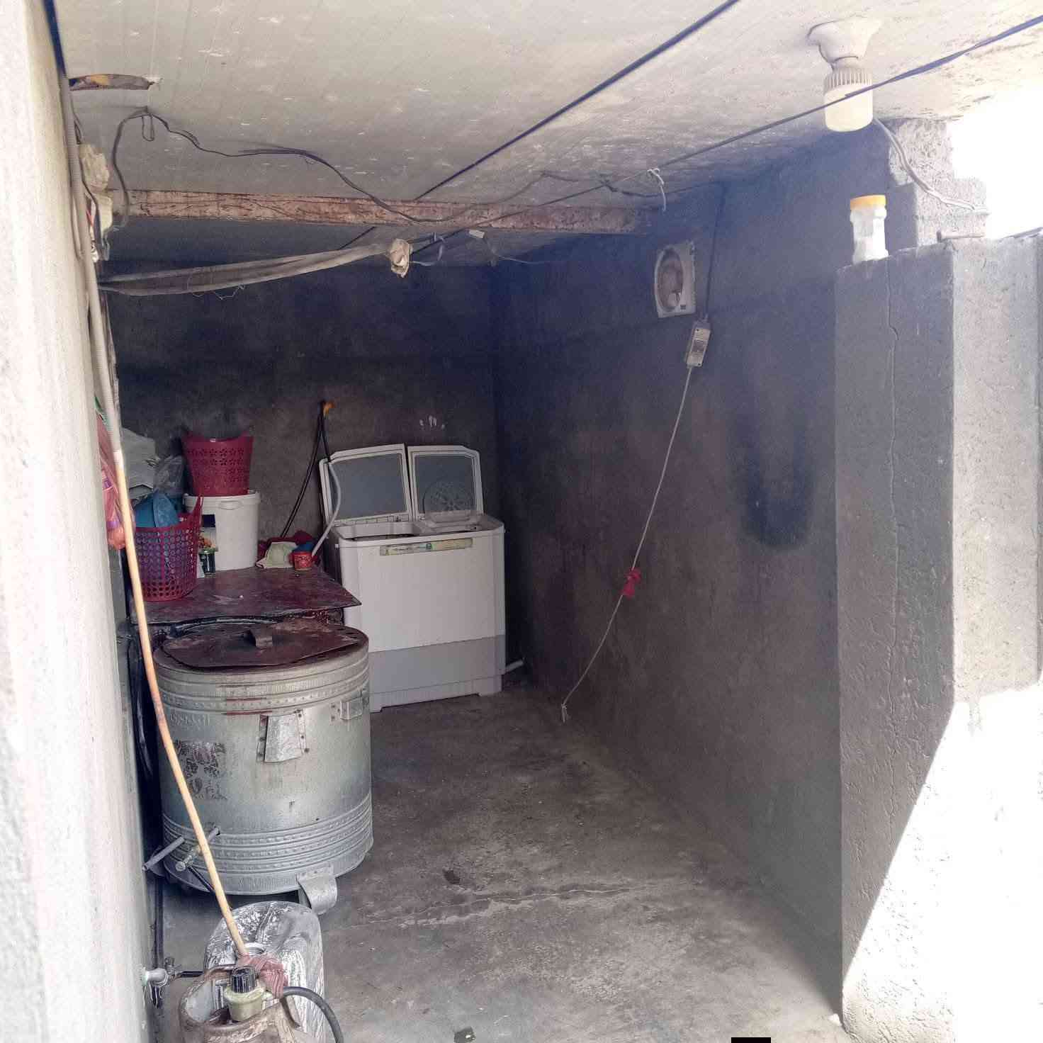 السلام عليكم بيت للبيع زراعي مساحة الكلي 400 و180 حديقة والباقي بناء البيت يحتوي على غرف نوم ثلاثة ثنين جوة واحدة فوك وصالة ومطبخ حار وبارد واستقبال صحيات كهرباء وخط سحب وماء  كامل جميع الخدمات  منطقة العوادل قرب جسر الفرنسي السعر خاص الاستفسار على الرقم
***********
***********
