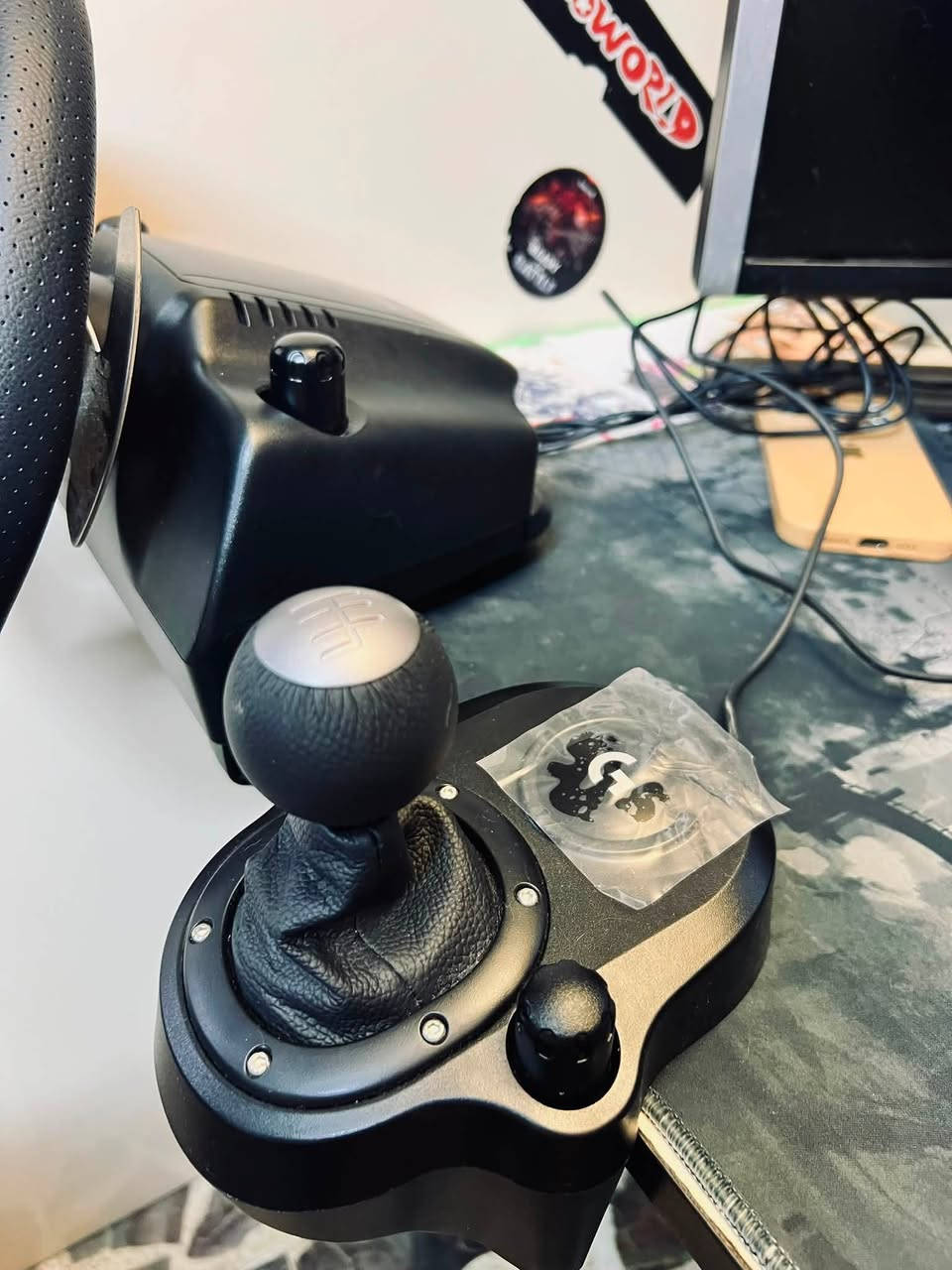 دركسون Logitech G29
سلام عليكم دركسون لوجتك مثل ما موضح بالصور نظيف جداً استعمال قليل جداً كامل ملحقات وياه حتى الكارتون سعره 400 الف وبي مجال مكاني الكوت 

واتس:  ***********
