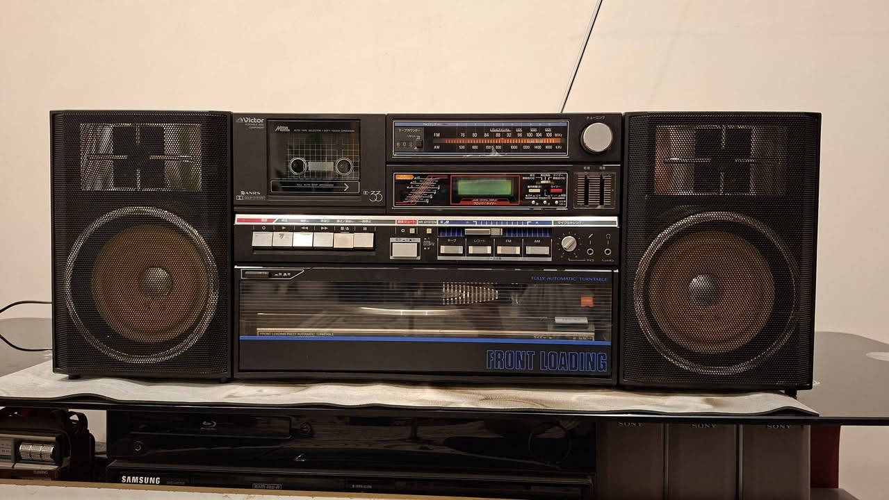 السلام عليكم 
مسجل من ماركة فكتور وارد يابان كهرباء ١١٠
موديل Victor DC33  made in Japan 
جهاز متكون من تشغيل كاسيت راديو AM FM 
مشغل اسطوانات سرعة ٣٣ و ٤٥ جهاز شغال بالكامل بدون اي نقص نضيف جدا وزن ثقيل 
سعر المطلوب ١٩٥ الف
عنوان كركوك للاتصال *********** 
يوجد توصيل كافة محافظات العراق

