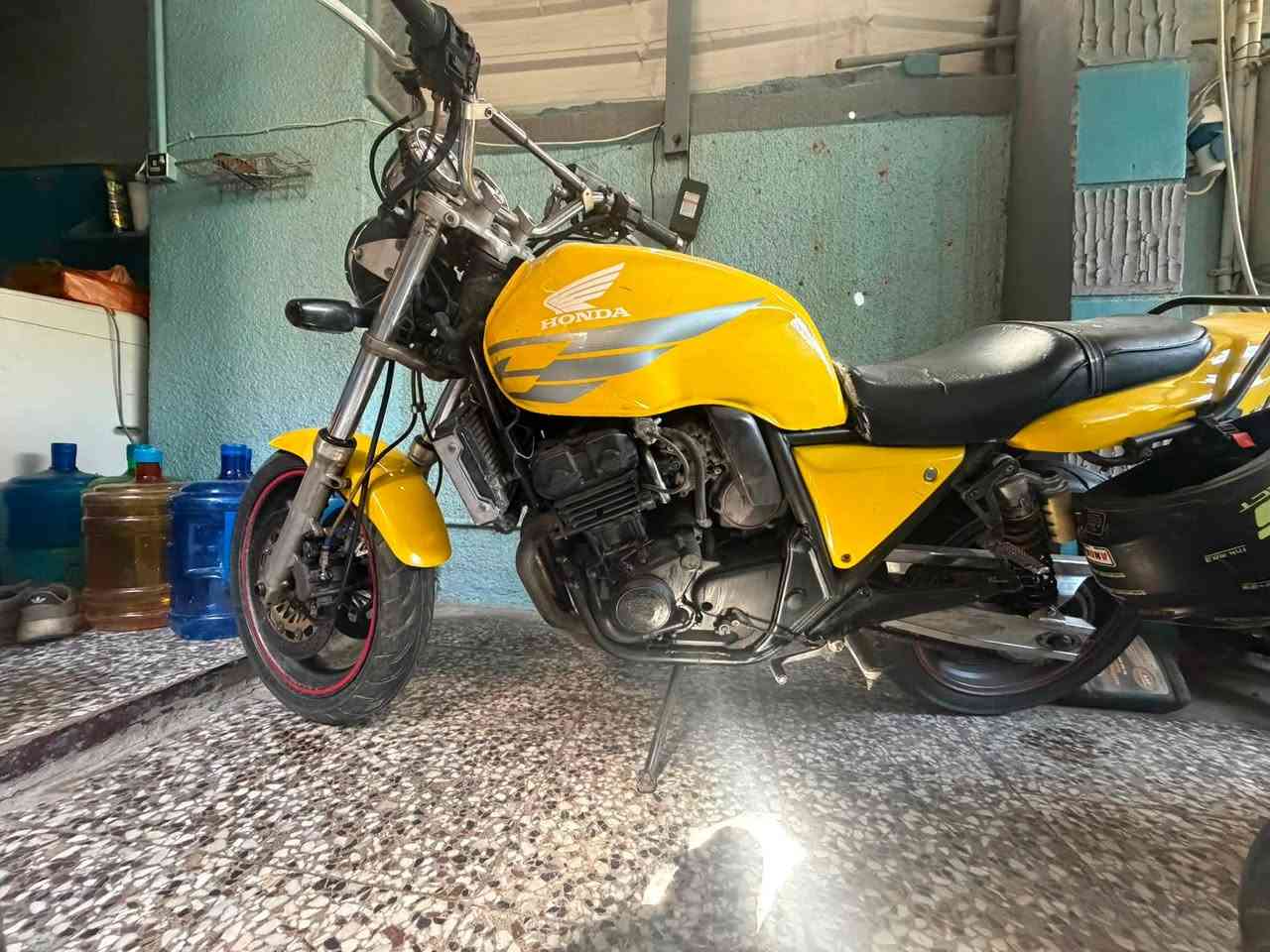 سلام عليكم عندي cb400 دراجه ماشيه 12 ألف دراجه اكفلك كير ومحرك يحتاج بس دوشم الكشن وباقي كلشي بلادي دراجه مال واحد جناي السعر 2600 والي يجي ما أرجعه واوراقه كامله عنوان بغداد دوره أبو دشير 
***********

