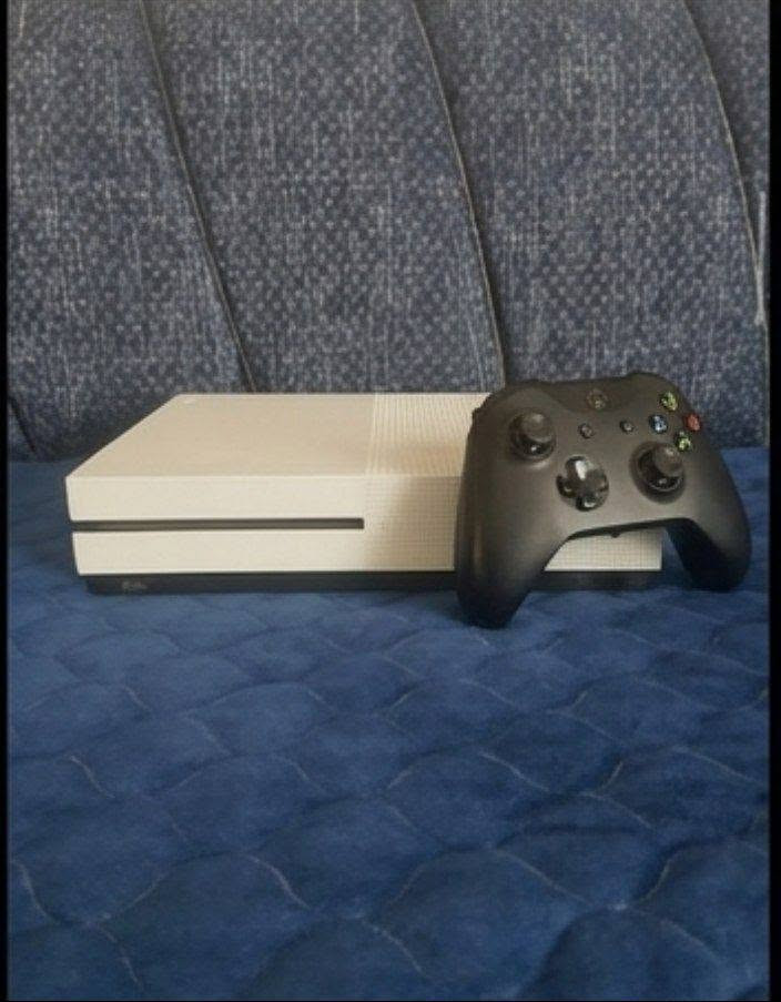​الماركة (العلامة التجارية): مايكروسوفت (Microsoft - Xbox)
الموديل: إكس بوكس ون إس (Xbox One S)
​لون الجهاز: أبيض (Robot White)

فرصة ممتازة لعشاق الألعاب والونسة! 🔥🎮
​للبيع جهاز Xbox One S نظيف جداً بحالة الزيرو (ما مفتوح أو مصلح أبداً)، يجي ويا كامل ملحقاته الأصلية + جوستك شغال 100%.
​الجهاز جاهز للعب فوراً ومحمل بأقوى الألعاب عالمياً (حسابات مشتركة جاهزة):
​🚗 GTA V Online (عالم المافيا والأونلاين بدون حدود)
​⚔️ Elden Ring (لعبة السنة وأقوى تحدي)
​🔫 Call of Duty 2 (الأكشن والإثارة)
​💰 السعر: 200 ألف دينار فقط! (سعر قمة بالأنسب مقابل النظافة والألعاب).
​📍 العنوان: الناصرية - خلف الكراج الموحد. ***********
​🚀 الجهاز قمة بالنظافة واستخدامه راقي، لا تفوت الفرصة وتواصل وياي هسا قبل لا ينباع!
