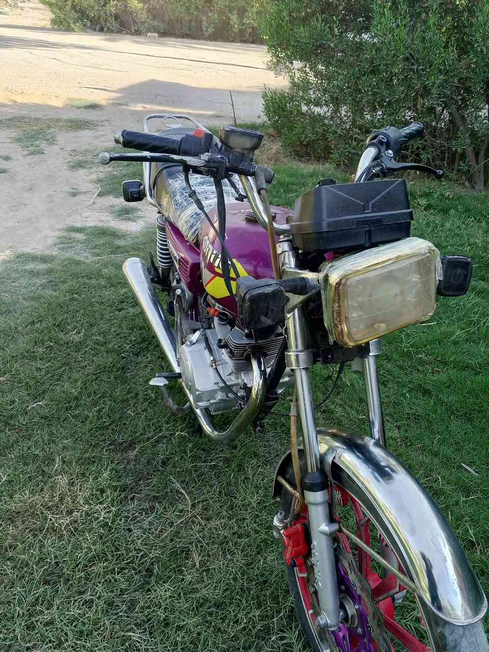 السلام عليكم دراجه سونك موديل 24 خمسه كير اوراق بيها دراجه خير من الله بس بيه دخانه بسيطه سئلت عليه كالو بس رنكات ما يكلفن مكاني بغداد اليوسفية ناحية الرشيد السعر 450 وبيه مجال *********** مراوس عادي
