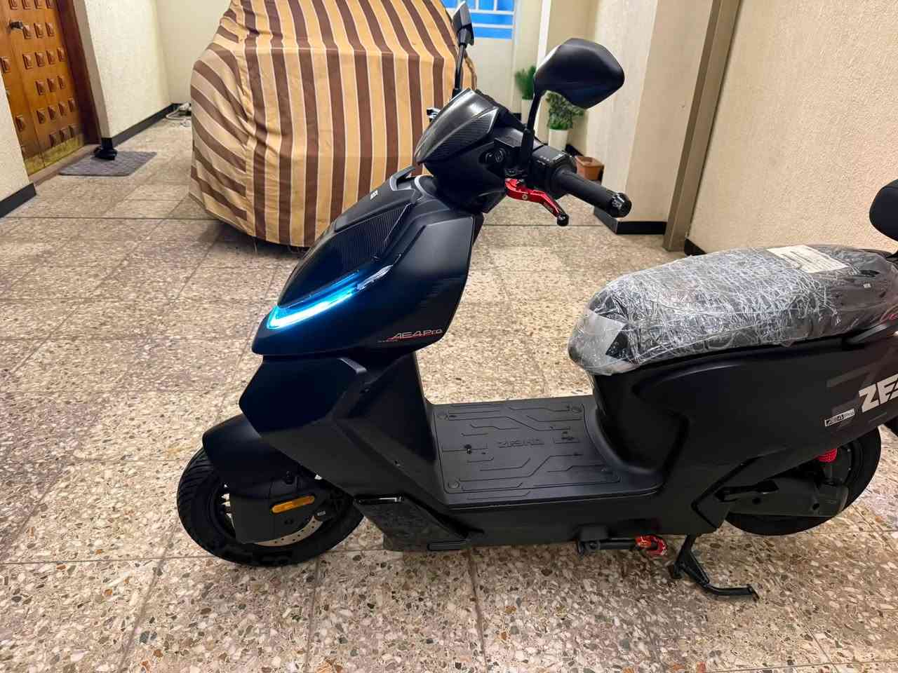 سلام عليكم دراجه زيهو AE4pro للبيع
دراجه جديده ماشيه 1000km ماخذها على ايدي بعدها بالضمان من الشركه بيها ملاحضات 3شخوط فقط 
بطاريه ليثيوم واني ضايفلها بعض الاضافات مثل درع شاشه تجوه خلفيه ويدات بريك رياضي اصلي مال الدراجه الدراجه مكانها بغداد سعرها مليون و800وبيها مجال للطيبين وتكدر تتاكد من سعرها من الشركه مالتها ولا تكسرون بالسعر تاكد من سعرها وتعال رقم تلفون ***********الرقم 
السعر مليون و800الف 
الدراجه بعدها بالضمان وكامل ملحقات الدراجه موجوده 
المواصفات :-
الفرامل
Disc Brake
نظام Hydraulic عالي الكفاءة
الاتصال والترفيه
سماعات مدمجة
Bluetooth نظام
• الاتصال، الرد، الرفض، وتجانب المكالمات
← من خلال الشاشة أو التحكمات
ا نظام NFC الذكي
READY
فتح وتشغيل الدراجة بواسطة مفتاح NFC
أمان عالي وسهولة استخدام
ميزات ذكية إضافية
km/H
مراقبة أسلوب القيادة إذا عطيتها لشخص ثاني
• معرفة إذا المشي سريع أو هادئ :-

السرعة القصوى 70 كم/س
تمشيك لحد 70 كم (حسب الاستخدام)
البطارية وخياراتها
ملف 3000واط
بطارية ليثيوم
• نظام حماية ذكي للملف والبطارية عبر تنظيم التيار
أثناء الشحن
• دعم خاصية الحفاظ على الشحن وإدارة الطاقة ب الشاشة الذكية والتحكم
(iPad Style) شاشة ذكية جدا ومتطورة
شاشة كبيرة عالية الوضوح تعرض السرعة، الشحن

استاند ذكي:
تنزل الاستاند →- الدراجة تطفي
ترفعه →- تشتغل بعد الأمان
• الإضاءة ومقاومة المي
نظام إضاءة LED متطور حاصل على براءة اختراع
(LED Tech)
لايت زينون عالي وناصي قوي جداً
نظام إضاءة أوتو:
تدخل نفق → تشتغل إنارة الدراجة والدشبول تلقائياً إنارة الغمازات واضحة جدا
الدراجة بالكامل ضد المي
* ﻿﻿داخلة اختبارات جودة وتحمل
* ﻿﻿الأنظمة الكهربائية والإضاءة محميّة ومعزولة
® الرزانه والراحة
رزانه كلش عالية أثناء المشي
ثبات ممتاز بالطريق حتى على السرعات العالية نصبة مريحة للاستخدام اليومي
الفرامل
Disc Brake
نظام Hydraulic عالي الكفاءة
الاتصال والترفيه
سماعات مدمجة
Bluetooth نظام
• الاتصال، الرد، الرفض، وتجانب المكالمات
← من خلال الشاشة أو التحكمات
ا نظام NFC الذكي
READY
فتح وتشغيل الدراجة بواسطة مفتاح NFC
أمان عالي وسهولة استخدام
ميزات ذكية إضافية
km/H
مراقبة أسلوب القيادة إذا عطيتها لشخص ثاني
• معرفة إذا المشي سريع أو هادئ ... 4
