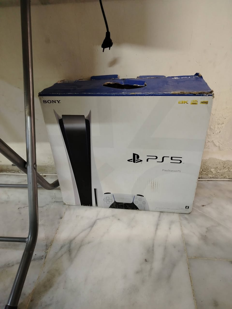 للبيع جهاز بلايستيشن 5 (PS5 Fat) الإصدار الأساسي المميز بمحرك الأقراص (سيديات)، بحالة ممتازة جداً ونظافة خيالية (أخت الجديد تماماً)، استخدام شخصي خفيف وحشيم جداً. الجهاز خالي تماماً من أي عيوب فنية أو خدوش، ويعمل بكفاءة عالية جداً وبدون أي مشاكل حرارة أو صوت مراوح، وجميع الأزرار ومحرك الأقراص شغالين 100%.
ملحقات الجهاز المتوفرة:
•يد Ps4 جديدة غير مستخدمة جداً قليل. 
•  يد التحكم الأصلية (DualSense) بحالة ممتازة وبدون أي استجابة بطيئة أو مشكلة في الأزرار+قطع الكير مغناطيسي. 
•  كابل الطاقة الأصلي + كابل HD الأصلي عالي السرعة من شركة Sony. 
•  قاعدة التثبيت الأصلية (للوضعين العمودي والأفقي). 
•  الكرتونة والعلبة
•  [اختياري: ذكر أي ألعاب أو يد إضافية إن وجدت].
تفاصيل إضافية:
•  الجهاز جاهز تماماً للمعاينة والتجربة المباشرة قبل الشراء للبيع بضمير مرتاح.
•  البيع كاش فقط، ولا يوجد رغبة بالبدل.
السعر المطلوب : [850 وبي مجال] 
المكان / المنطقة: [حي العدل ]
للتواصل والاستفسار: [  *********** ]
للبيع جهاز بلايستيشن 5 (PS5 Fat) الإصدار الأساسي المميز بمحرك الأقراص (سيديات)، بحالة ممتازة جداً ونظافة خيالية (أخت الجديد تماماً)، استخدام شخصي خفيف وحشيم جداً. الجهاز خالي تماماً من أي عيوب فنية أو خدوش، ويعمل بكفاءة عالية جداً وبدون أي مشاكل حرارة أو صوت مراوح، وجميع الأزرار ومحرك الأقراص شغالين 100%.
