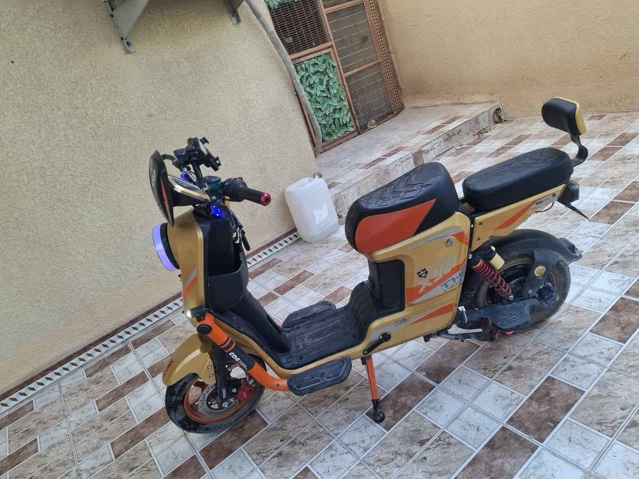 سلام عليكم 
دراجه  x900 جديده باتريات نظاف دراجه كله شغاله ما بيها نقص قراضها كامله موجودات عندي ومن ضمنهن الجنطه مالته 
دراجه نضيفه كلش السعر 450 وبيها مجال قليل المكان البصره الزبير شارع المكصب التلفون ***********
