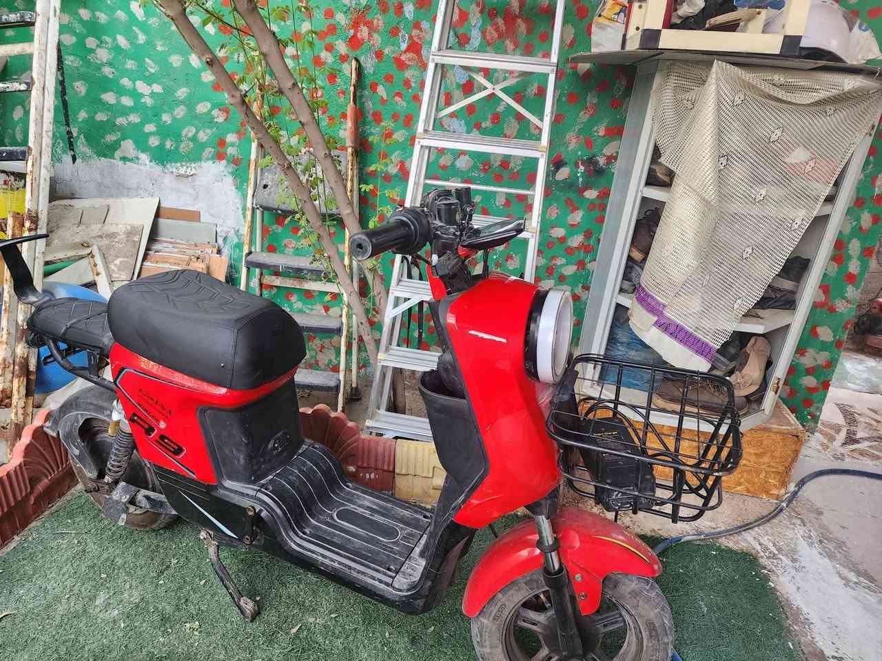 شحن R9 سعره 150 وبيه مجال قليل
بدون بطاريات شغاله كامله 
مكان بصره الابله ***********
