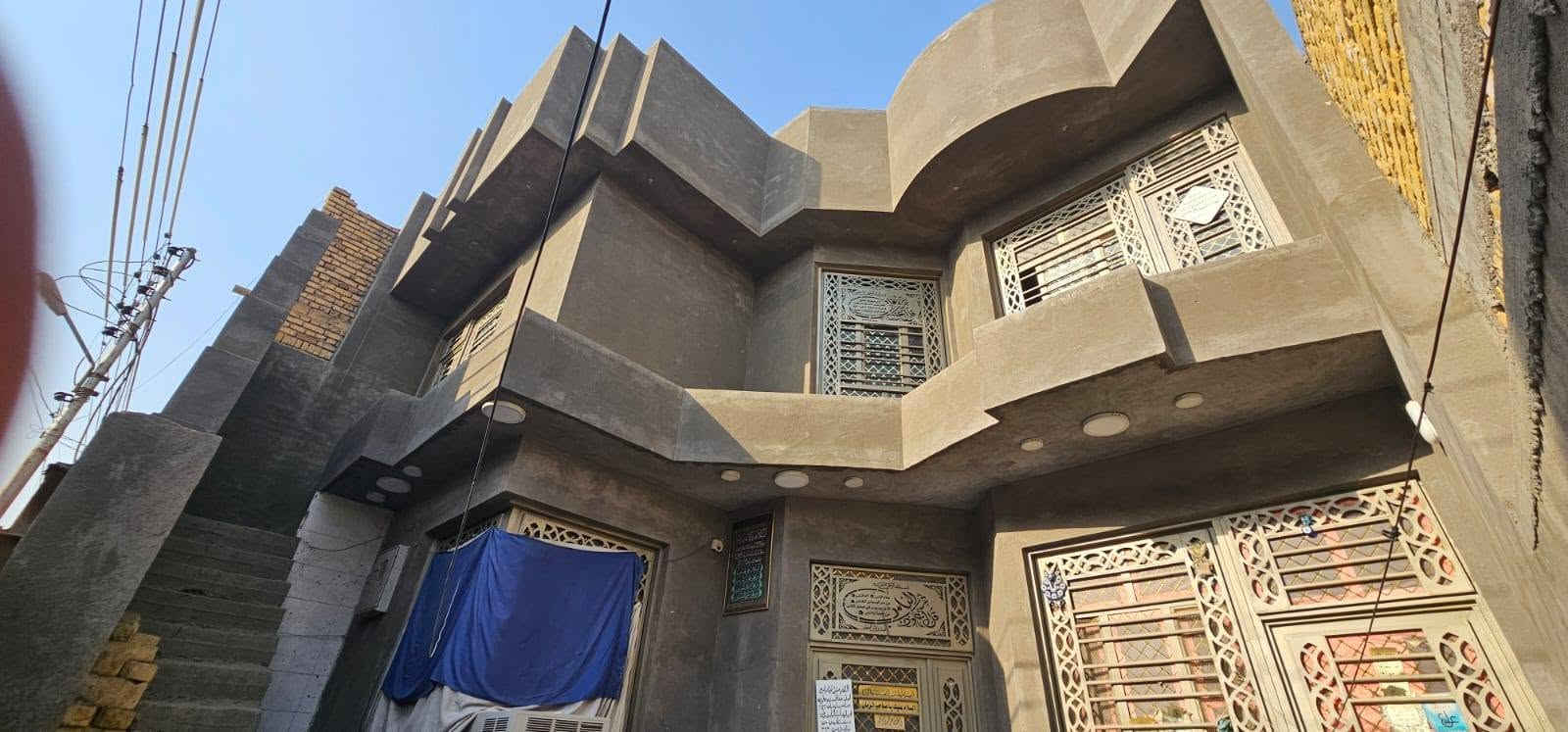 ### 🏠 للبيع دار سكني في الناصرية – حي الأمير

📍 **الموقع:** الناصرية – صوب الشامية – حي الأمير  
📐 **المساحة:** 200 متر مربع  
🏠 **الطابق الأرضي:** مكتمل وجاهز للسكن  
🏗️ **الطابق الثاني:**  كامل بناء وتسقيف بس بدون تشطيب (لبخ وبياض)  
مع شقه معزولة بدرج خارجي صب **الواجهة الخارجية مكتملة بالبخ **  
🛏️ **عدد الغرف:** 4  
🚿 **عدد الحمامات:** 4  
🚗 **كراج:سيارة  
📄 **السند:** طابو ملك صرف  
🏦 **يوجد قرض إسكان على العقار**  
💰 **السعر المطلوب:** 500 مليون دينار **قابل للتفاوض**

⭐ **الموقع مميز:**  
- قريب من المدارس  
- قريب من **مدرسة النورين**  
- أقرب نقطة دالة: **خطوة الإمام علي (عليه السلام)**

📞 **للتواصل على ***********

**البيت بناء 2024  
للجادين فقط، والمعاينة خير دليل.** 🌹
