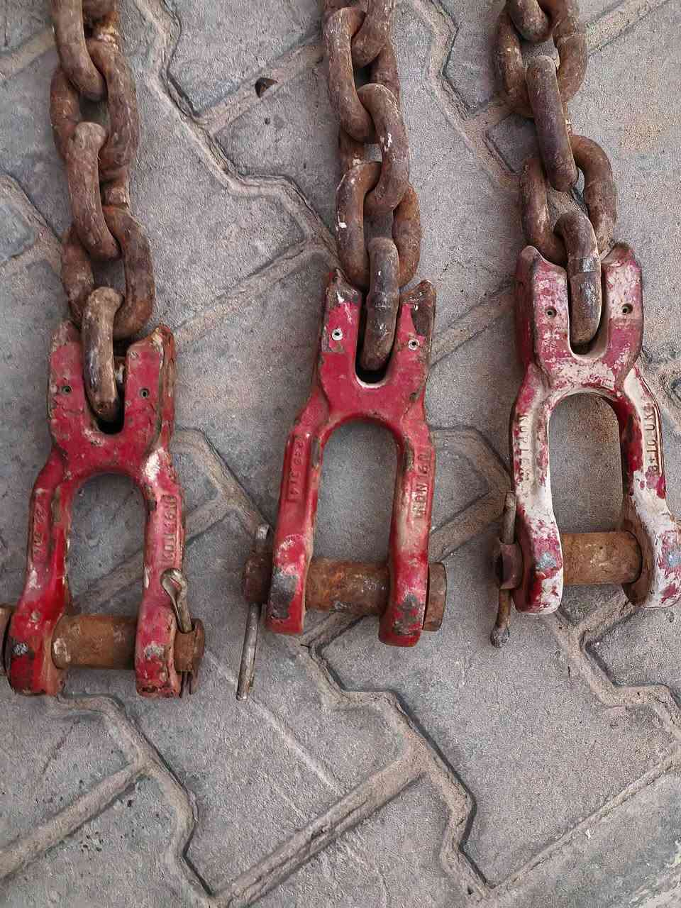 السلام عليكم ورحمة الله وبركاته للبيع سلاسل سحب قطر ١٦ملم طول ١،٢٠سم كريد ١٠٠فولاذ اصليه ام الختم اوربيه نضيف العنوان النجف ***********
