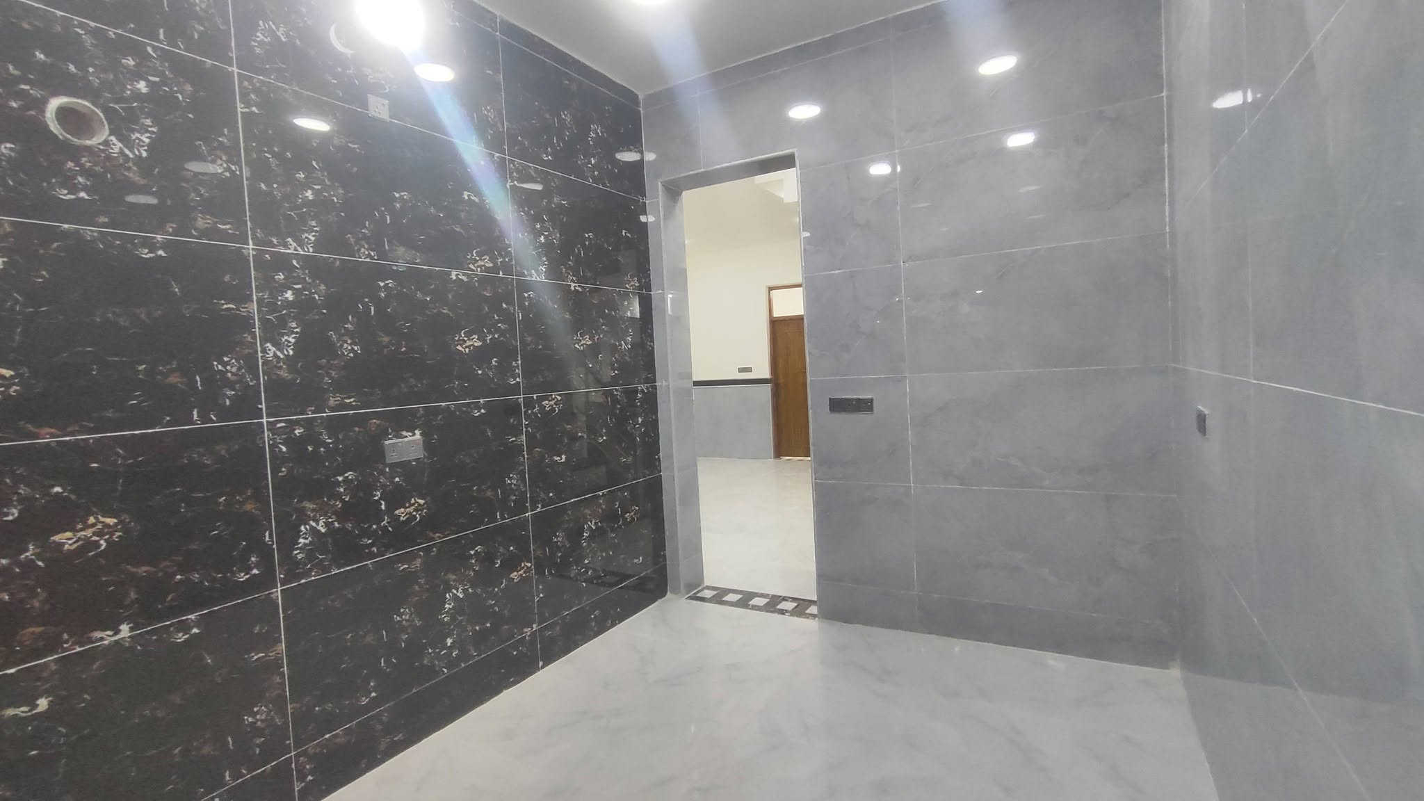 دار للبيع المساحه 140 متر بناء درجه اولى وحديث حي مغربه الشيشان الثانيه ظهر البنزين خانه وقرب السوق رقم الهاتف ***********
