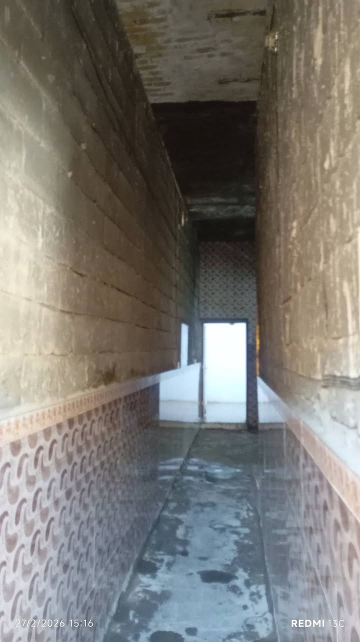 بيت لبيع في منطقت الحميديه يم سوك لجديد قريب ع شارع اول متدخل لفرع رابع بيت يحتوو ع غرفتين وصاله ومطبخ وستقبال وحمامات 2  وتواليت وحوش ومنور لمساحه ١٠٠متر طابق ونص *********** نقص بي بس لصاله بياض ولبخ الواجهيه وكاشي
