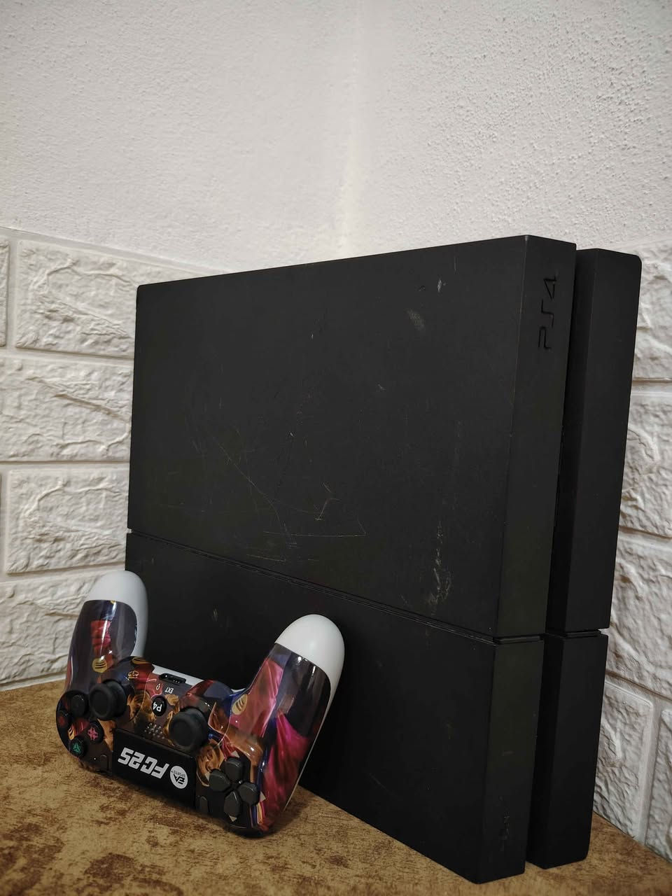 PS4 Fat 500GB 🎮
 * الجهاز مهکر، النظام 13:52 (أسرع نظام مهکر ) 🔥
 * يأتي مع يدة تحكم واحدة  🎮
 * مخزون به 5 ألعاب 📀
 * الجهاز مفتوح للتنظيف فقط، بشرط خالي من أي عيب 💯
 * ضمان لمدة 5 أيام
 * السعر: 210 ألف
 * يتوفر توصيل لجميع المناطق 🚕
للتواصل: *********** دهوك, العراق

نص مكتوب في الصور:
- رقم كورك و واتساب / ***********