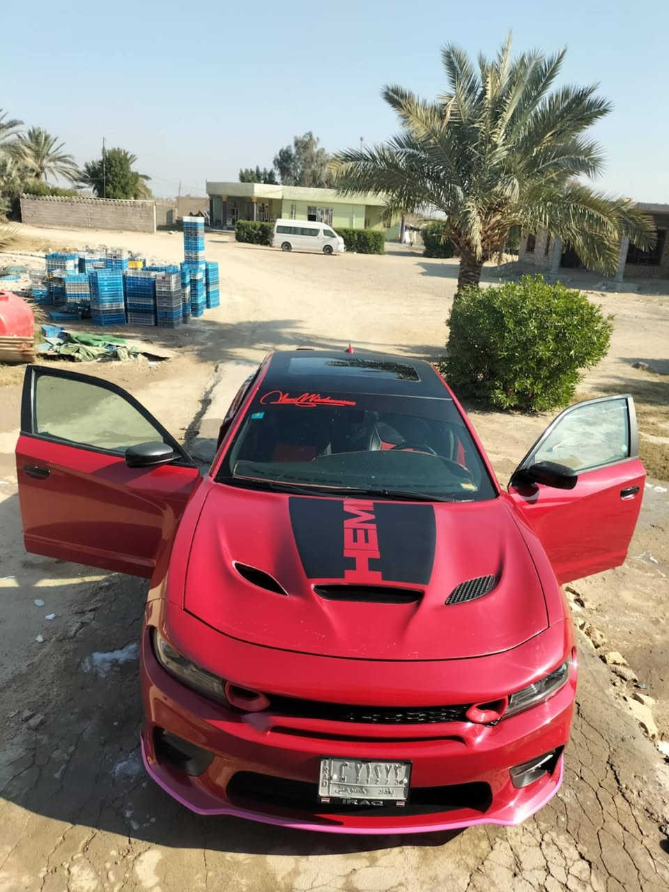 السلام عليكم جارجر للبيع موديل 2015 السياره  SXT بلاص فول مواصفات فتحه شفتات ستيرن شاشه جبيره تشغيل عن بعد  السياره لون احمر  حادث اربع قطع بدون دواخل  محرك 3600 سعر 146  و بيه مجال الرقم ***********
