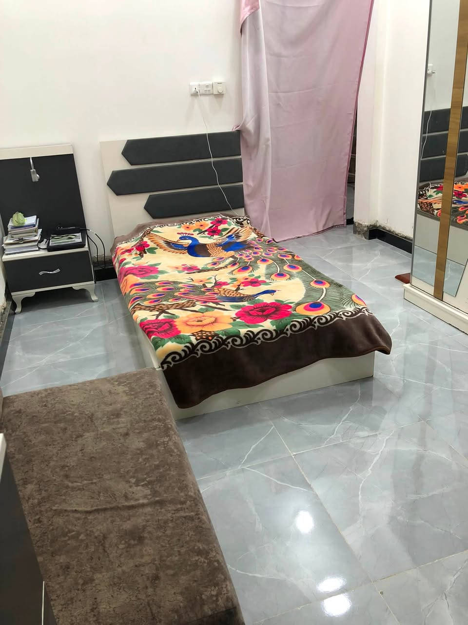 بيت للبيع الجغيفي الثانيه مقابل جامع المعاضيدي
مساحه125
طابقين 
الطابق الارضي (نقص ارضيه وابواب)
 غرفة ، صاله ، منور 2 ، صحيات ، استقبال ، صحيات خارجيه
الطابق الثاني (نقص ابواب)
غرفتين2 ، بلكونه ، صالة ، صحيات 
سطحين 
سعر 100مليون 
للتواصل ***********
