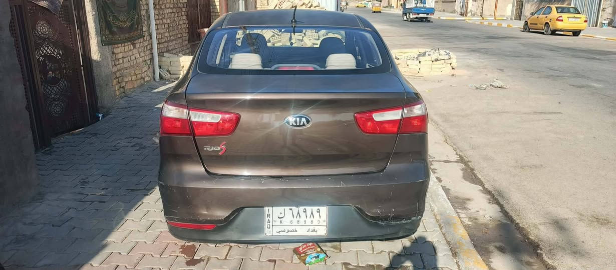 كيا ريو خليجي موديل 17 محرك 1600 دوش
السيارة حادثها جاملغ و باب الخلفي موضح بالصور بدون دواخل و الباقي مكفول گير و محرك مكفولات تدفئة و تبريد خير من الله و صدر امامي خلفي جديد تخم تاير جديد السيارة جاهزة بفضل الله
سعرها 85 ورقة وبيها مجال بسيط
 العنوان بغداد / حسينية الراشدية
تلفون ***********
