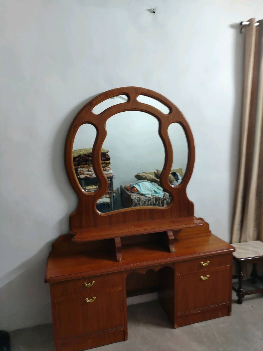 ميز تواليت للبيع السعر 60وبي مجال قليل واتساب فقط للاستفسار ***********