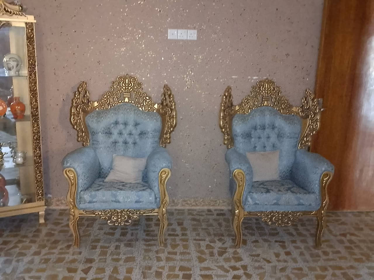 تخم عشر مقاعد للبيع 
وطبلات تلاثه 
السعر 650 وبيه مجال 
التصال على الرقم ***********
