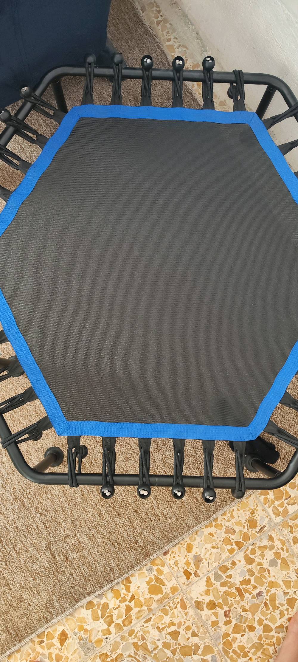 ترامبولين رياضي لياقة بدنية (Fitness Rebounder) بحالة ممتازة:
ترامبولين رياضي سداسي الشكل (Rebounder) احترافي ومناسب للتمارين الرياضية المنزلية واللياقة البدنية:
التصميم والشكل: سداسي مع حواف باللون الأزرق المقوى.
نظام المرونة: يعمل بنظام الحبال المطاطية المشدودة (Bungees) الهادئة، والتي توفر قفزاً مريحاً وأمناً للركب والمفاصل مقارنة بالزنبركات المعدنية التقليدية.
المقبض: مزود بمقبض يد (مقبض توازن) قابل للتعديل والثبات لدعم التوازن أثناء ممارسة التمارين القوية.
الحالة: بحالة ممتازة جداً ونظيف.
القطر/المقاس: (120 سم).
السعر: (٨٥ )دينار عراقي
الموقع: (النجف /حي السلام). (الاستلام من الباب).
