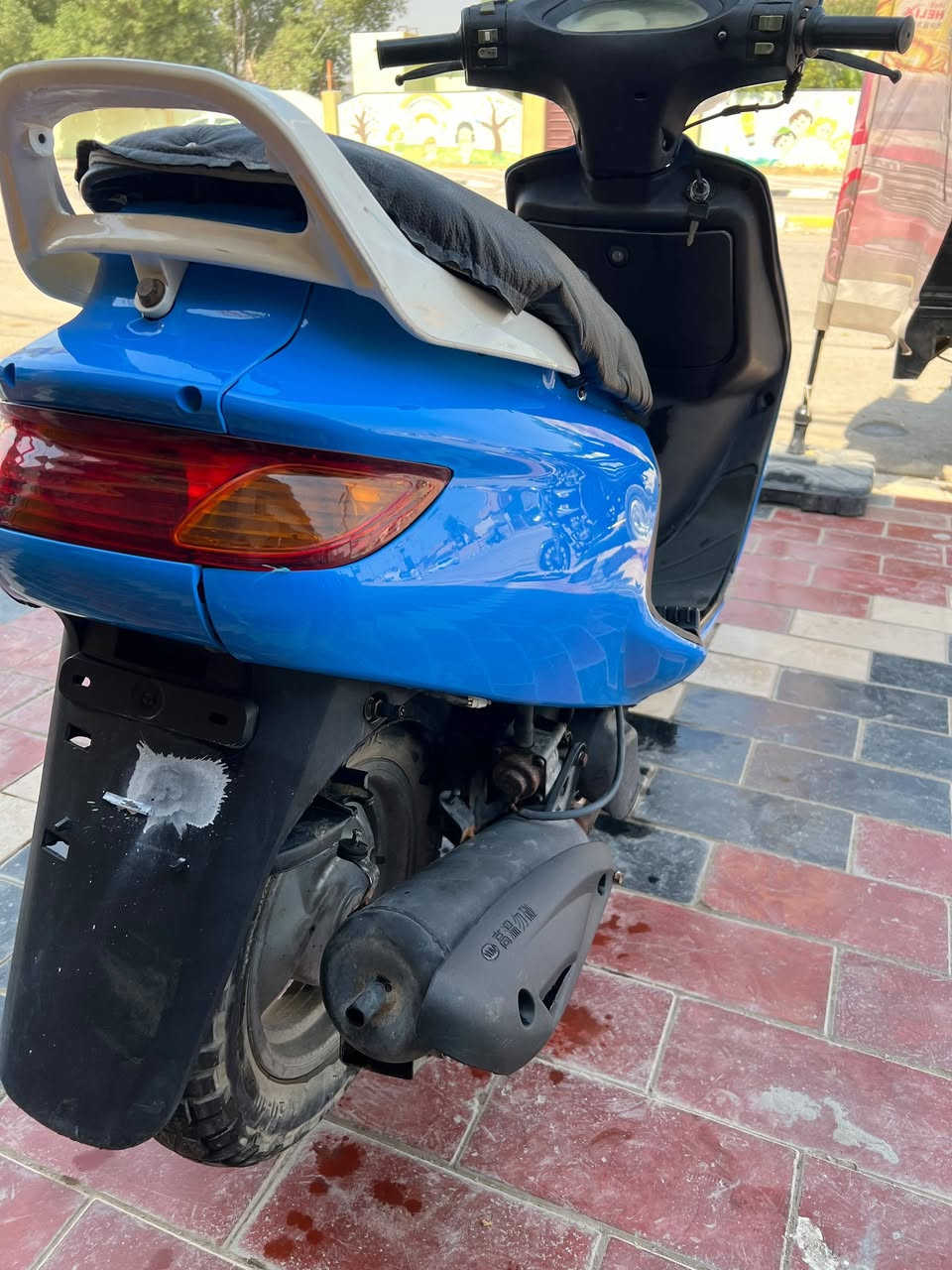 سلام عليكم للبيع دراجه فحل مكينه ناعمه مال حاويه ولفات مبدل بيه فقط شرط  تجي تفحص شلعه معدل الدراجه جديده كهربائيات كله شغاله لايتات اشاير سلف عداد بانزين كله شغال دبلات امامي خلفي شغال باتري جديد تايرات جدد مكان الدراجه ابصخير الحيره السعر 450 وبيه مجال للطيبين رقم الموبايل ***********
