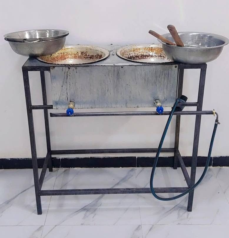 متاح 
طباخ فلافل نضيف ستعمال قليل 
هوا وطاواته ومشاخل ومعجنه  كامل 
مكان ناصرية مركز.  سعره ب 160
