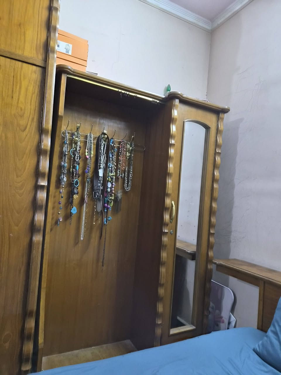 غرفه صاج عراقي للبيع تتكون من سرير وكنتور وزاويه ملحق وميز تواليت و٢ مجرات اضافه الى جزامه 
السرير يجي بي تاج مامعروض بالصور ضامي والجزامه هم ما عارضيها
الغرفه نظيفه مابيها عيوب غير انه مرايه الكنتور من جوه شوي بيها فطر 
والصاج عراقي اصلي 
الغرض من البيع الانتقال 
سعر البيع ٧٥٠ الف وبي مجال 
عنوانه بغداد الشعب حي سومر 
*********** متوفر واتساب
