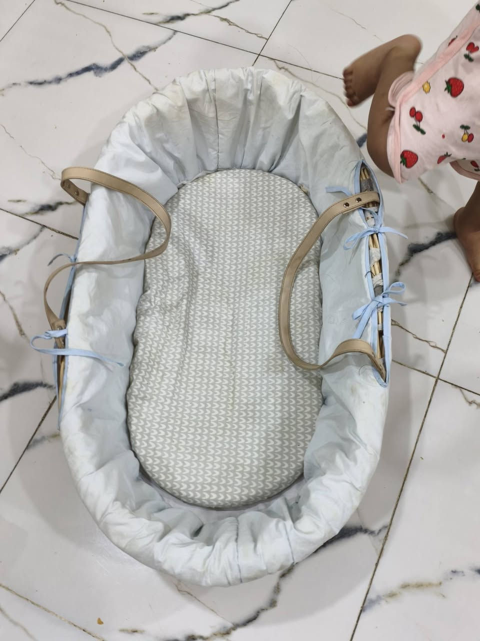 حجله نضيفه ب٣٠وببها مجال
سله طفل ب٢٠بيها مجال 
***********
حي التضحيه
