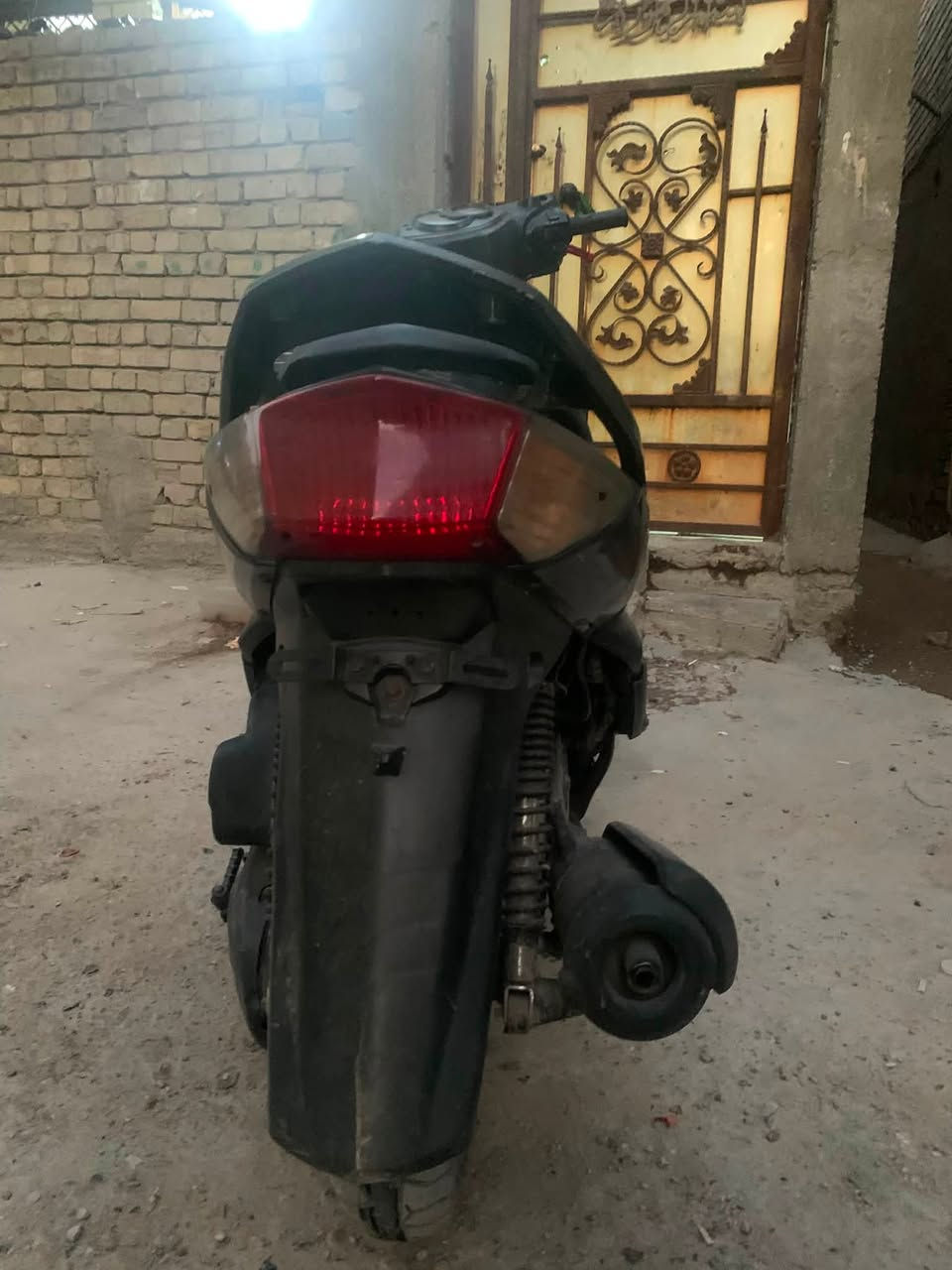 السلام عليكم سكنس فحل كوري نوزل الدراجه كامله كلشي مناقصها بس جوزه وتاير خلفي بعد ما عوزها شي الدراجه كفاله عامه سرعه 140 سعرها 600 وبيها مجال الرقم *********** المكان بغداد البلديات
