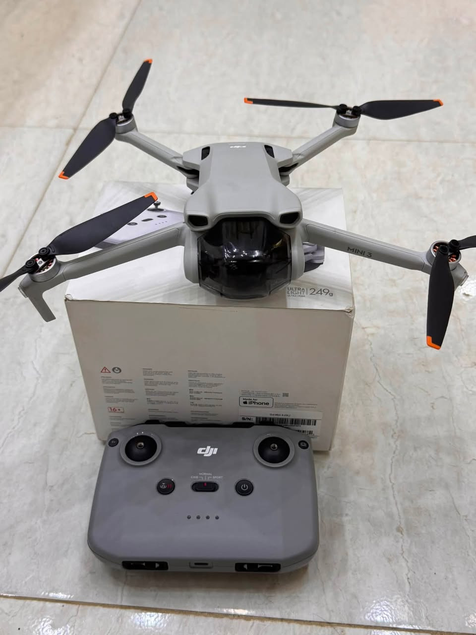 dji mini 3  للبيع
طيارة DJI Mini 3 Combo 🛸

وزنها خفيف اقل من 249g يعني ما تحتاج تسجيل بمعظم الدول

المواصفات العامة

الوزن: 249 غرام

وقت الطيران: 34 دقيقة بالبطارية العادية / 51 دقيقة مع بطارية Plus

مدى التحكم: 12 كم بنظام OcuSync O2

مقاومة الرياح: مستوى 5 - تتحمل رياح 10.7 م/ث

الاستشعار: تحت فقط. مافيها حساسات امامية وخلفية

الكاميرا

الحساس: CMOS 1/1.3 بوصة بدقة 48MP

الفيديو: 4K HDR بحد اقصى 30fps + FHD 60fps

التصوير الليلي: دعم Dual Native ISO

الزوايا: تقدر تصور عمودي "True Vertical Shooting" للتيك توك والريلز

المعالجة: تدعم D-Cinelike للتلوين الاحترافي

الطيران والذكاء الاصطناعي

انظمة الطيران الذكي: QuickShots, FocusTrack, MasterShots

العودة للمنزل: RTH ذكي + تحديد موقع تلقائي

GPS + GLONASS + Galileo

محتويات كومبو DJI Mini 3 Combo

الطيارة DJI Mini 3

جهاز التحكم DJI RC 

3 بطاريات طيران ذكية فقط 1 

3 ازواج مراوح اضافية كبس شركه 

شاحن 

الفرق بين Mini 3 و Mini 3 Pro

|  | **DJI Mini 3** | **DJI Mini 3 Pro** |

| **الحساسات** | سفلية فقط | امامية + خلفية + سفلية |

| **الفيديو** | 4K 30fps | 4K 60fps |

| **التحاشي** | لا يوجد | يوجد APAS 4.0 |

الخلاصة: Mini 3 ممتازة للمبتدئين وصناع المحتوى اللي يريدون طيارة خفيفة + تصوير عمودي + بطارية قوية بسعر اقل من البرو.
مكاني البصره 
سعرها بالخاص او واتساب ***********
