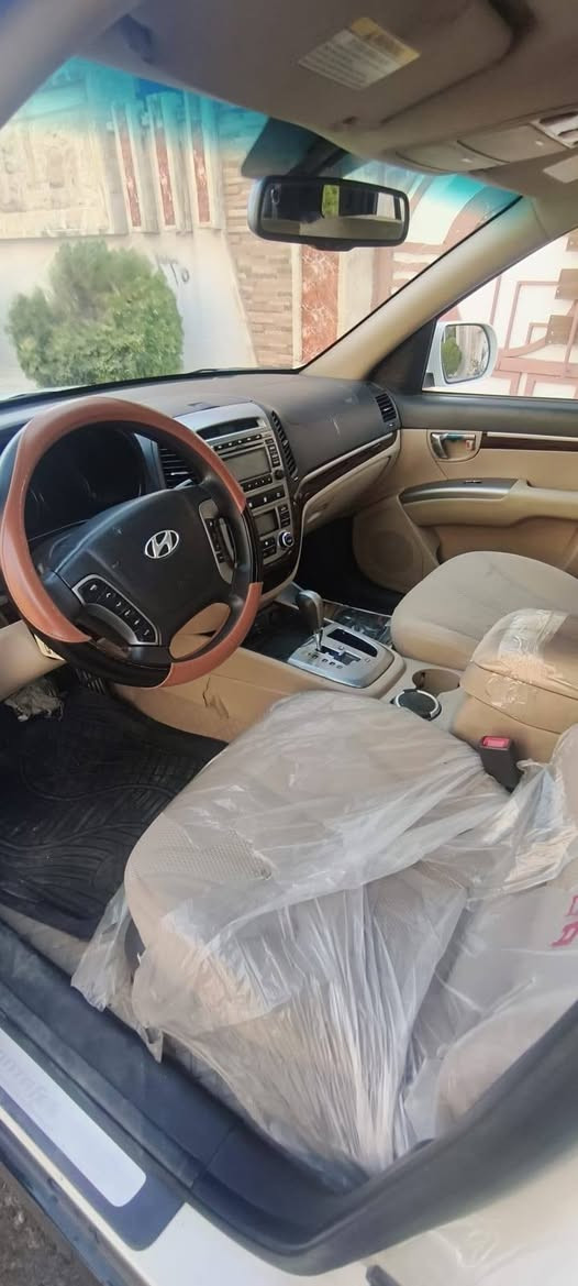 للبيع: هيونداي سنتافي 2012 – 6 سلندر
🔹 الموديل: Hyundai Santa Fe
🔹 السنة: 2012
🔹 المحرك: 6 سلندر
🔹 الوارد: خليجي 
🔹 المسافة: 112,977 كم حسب تقرير الفحص
🔹 الداخلية: نظيفة ومرتبة
🔹 السيارة مفحوصة ويوجد تقرير فحص حديث بتاريخ 5/8/2026.
📸 الصور حديثة وواضحة والسيارة على الطبيعة مثل الصور.
💰 السعر: 140 — قابل للتفاوض
📍 الموقع: [ الموصل ]
📞 للاستفسار والتواصل: [ *********** ]
