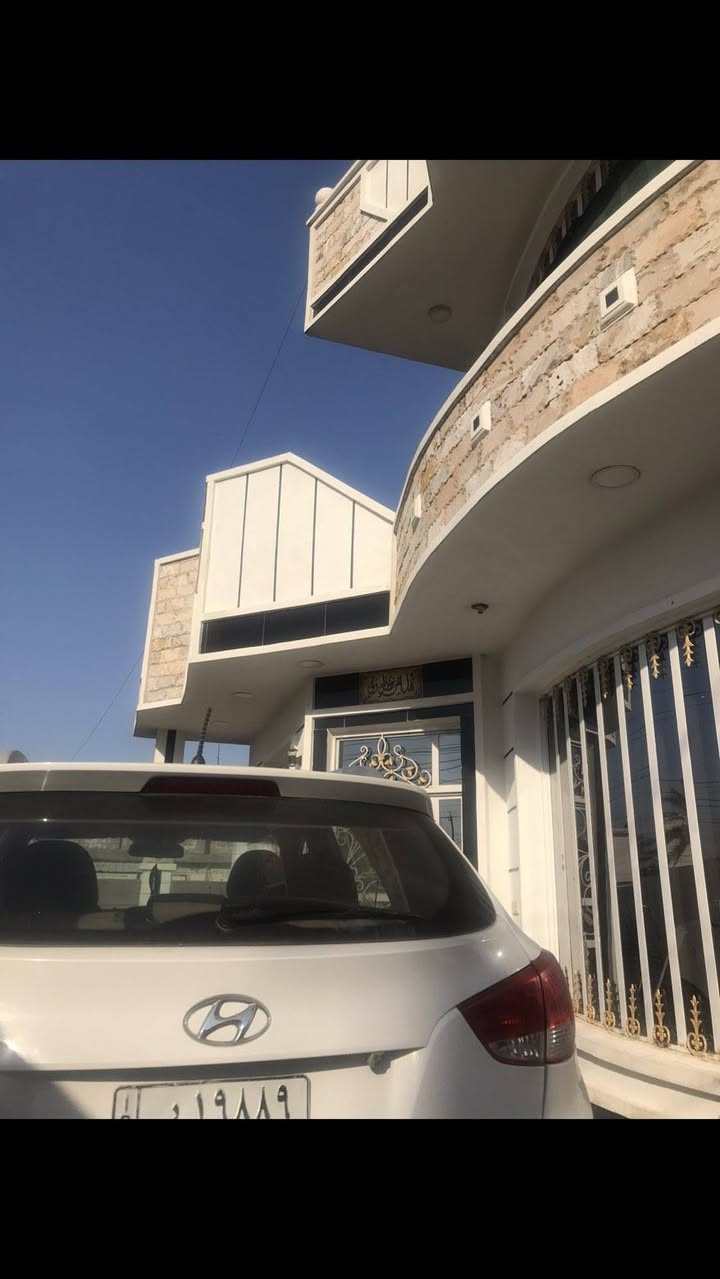 دار للبيع مساحه 400متر واجهه 20يحتوي ثلاث غرف غرفتين في الطابق الارضي وغرفه في الطابق الثاني ومطبخ يحتوي ع 2حار وبارد واستقبال وصاله كبيره وحديقه خلفيه والموقع جسر ديالئ قرب جامع الابيض للاسفستار ع هذه الرقم ***********
