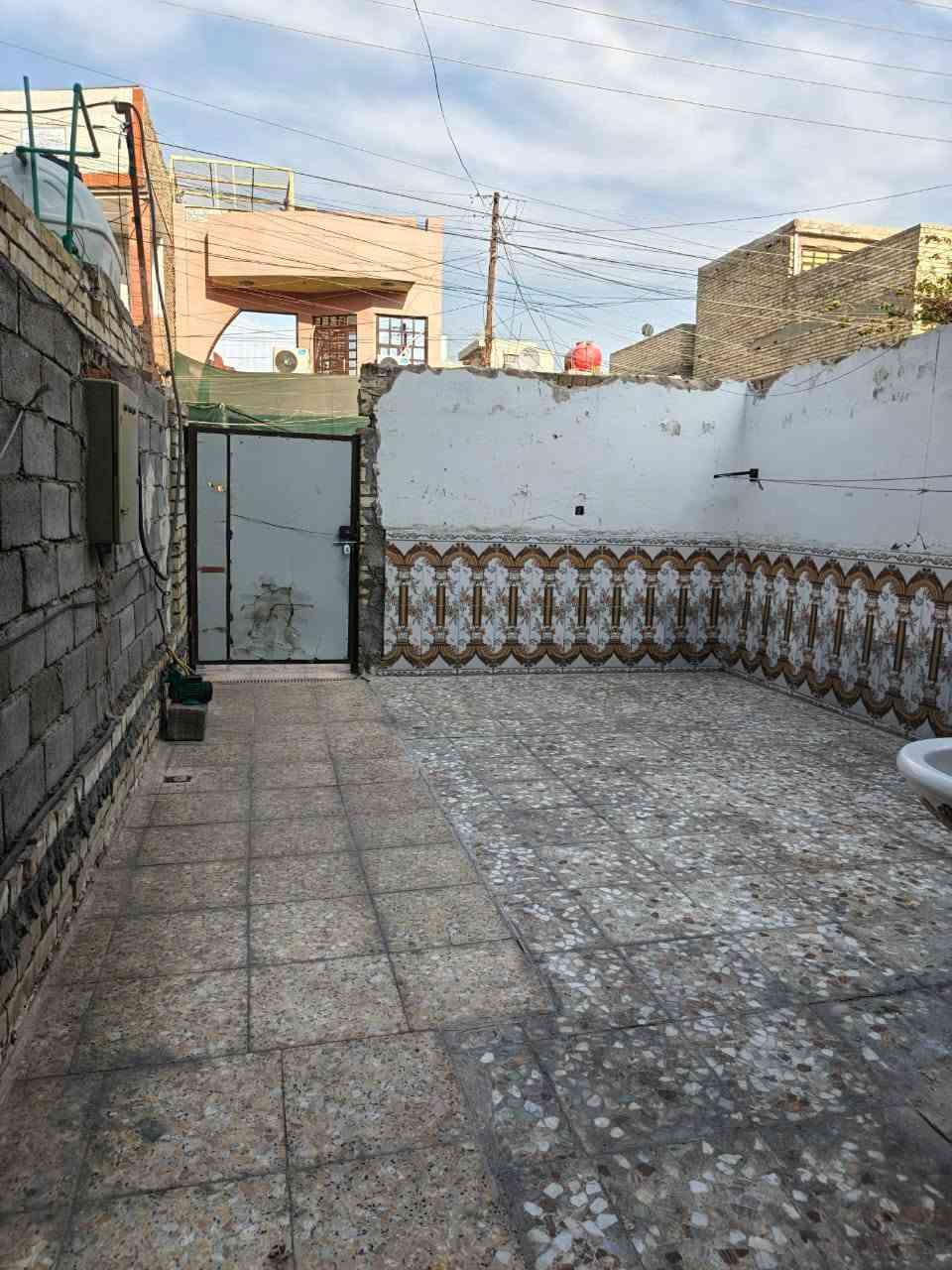 السلام  عليكم
دار للبيع  ١٠٠ في  حي التراث  وجه ٥ ونزل ٢٠ موقع الدار  قرب جامع معاذ ابن  جبل  شارع  عشره  دار طابقين  للستفسار  ***********
