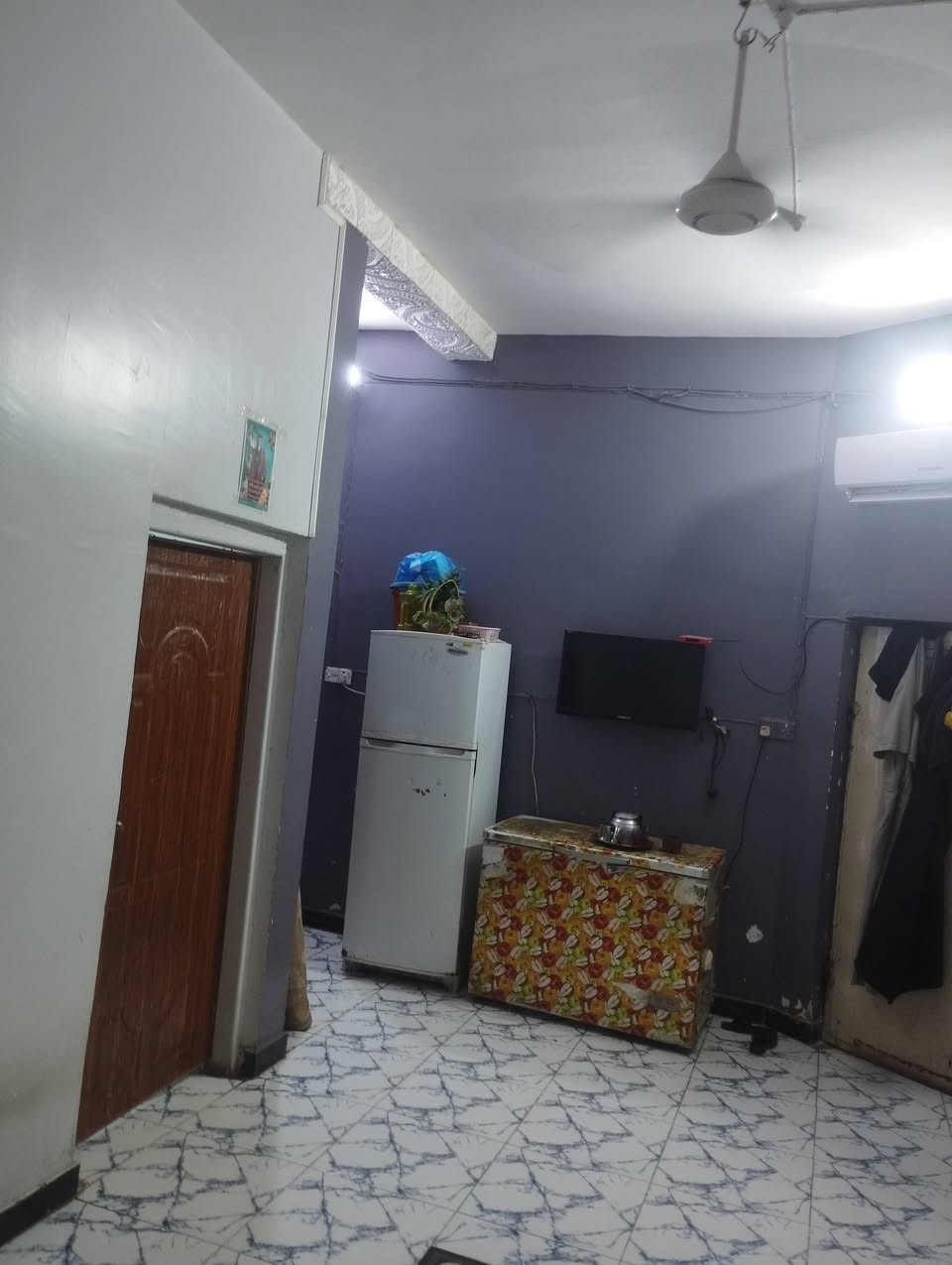 سلام عليكم بيت خلفي لبيع مساحه 100 طابقين طابق اول  يتوفر من ديوانيه صاله غرفه مطبخ منور صحيات درج بره طابق ثاني غرفتين صالحه مطبخ صحيات بنيان جديد دربونه متره ونص مكان ناصرية حي اور ثانيه شارع سبيس قرب مدرسه جماهير ع ساحه بيت حديقه بره ***********
او ***********
