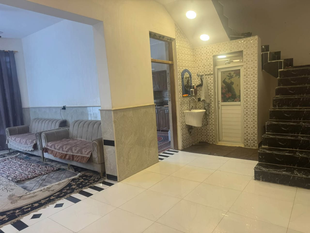 السلام عليكم
بيت للبيع..بناء درجة أولى.
طابوگ بناء  سنة ٢٠٢٤
 المساحه الكليه (٢٧٠متر ) 
عرض الشارع  ١٢ متر 
يحتوي على استقبال  صاله مطبخ موزع غرف عدد ٢
حديقه 
العنوان شارع المطار خلف عماره فلاح يبعد عن شارع المطار ٩٠متر. .. للاستفسار ***********
***********
