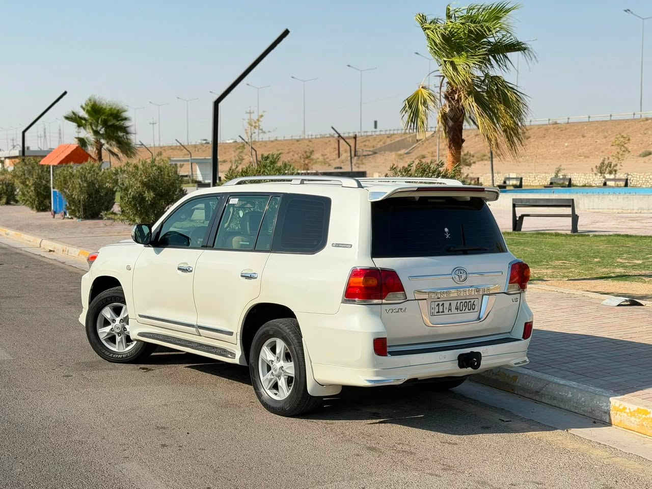 لاندكروز 2011 محدثه 2015 فول مواصفات محرك v8 4.700
* قير أوتوماتيك 6 سرعات. 
* دفع رباعي دائم (4WD). 
* جلد فاخر مع شعار الذكرى الستين. 
* فتحة سقف.
* كاميرا خلفية.
* شاشة ملاحة ولمس.
* نظام DVD للشاشة الخلفية (شاشتان للمقاعد الخلفية). 
* حساسات وقوف.
* مثبت سرعة.
* نظام الزحف (Crawl Control) وأنظمة الطرق الوعرة المتعددة في فئة VXR. 
* ثلاجة وسطية.
* مقاعد لسبعة 
صور السونار موجوده بالمنشور 
للاستفسار اتصل 
***********
