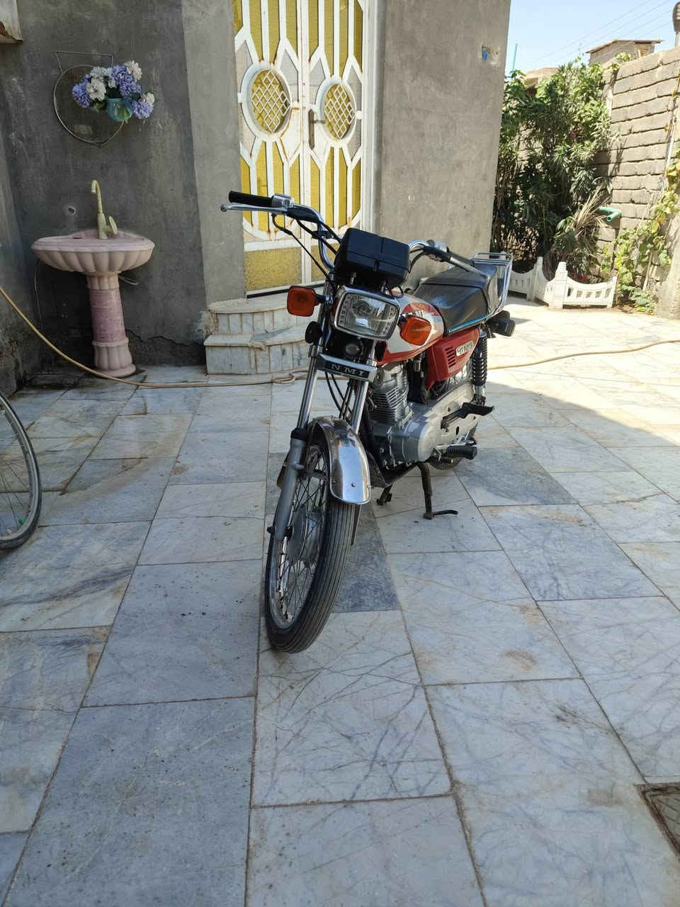 دراجه نامه شلامجه رقم وسنويه سعر 1800وبيها مجال قليل والعنده دراجه رقم موديل قديم ارواس وياه ويطيني فرق مكاني بصره قضاء الهوير ***********
