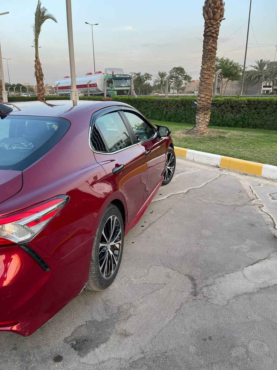سلام عليكم
للبيع تيوتا كامري 2018 Se هايبرد 
الضرر بنيد فقط حادثها باقي السيارة كلها ليبل واحد فقط البنيد مبدل
ممشى 248Km 
الفئه Se 
محرك 2500Cc هايبرد 
اللون ماروني 
رقم بغداد تحويل مباشر هزة جديدة بشهر ال 8 و السنوية لل2031 
ويل حجم 18 رياضي تخم تاير جديد 
رادار امامي 
مانع تصادم 
تحديد مسار 
لايت ذكي 
شاشة كار بلي 
تحكم كشن كهربائي 
كشن تدفئه 
اوتو هولد 
3 وضعيات قيادة مع ev  
سايد بريك كهرباء 
دخول ذكي 
السيارة كاملة من كلشي و احلة من الصور وجاهزا حته الهزا كاملة 
مكان السيارة بغداد/ الغزالية 
سعر 155$ وبيها مجال
للتواصل ***********
