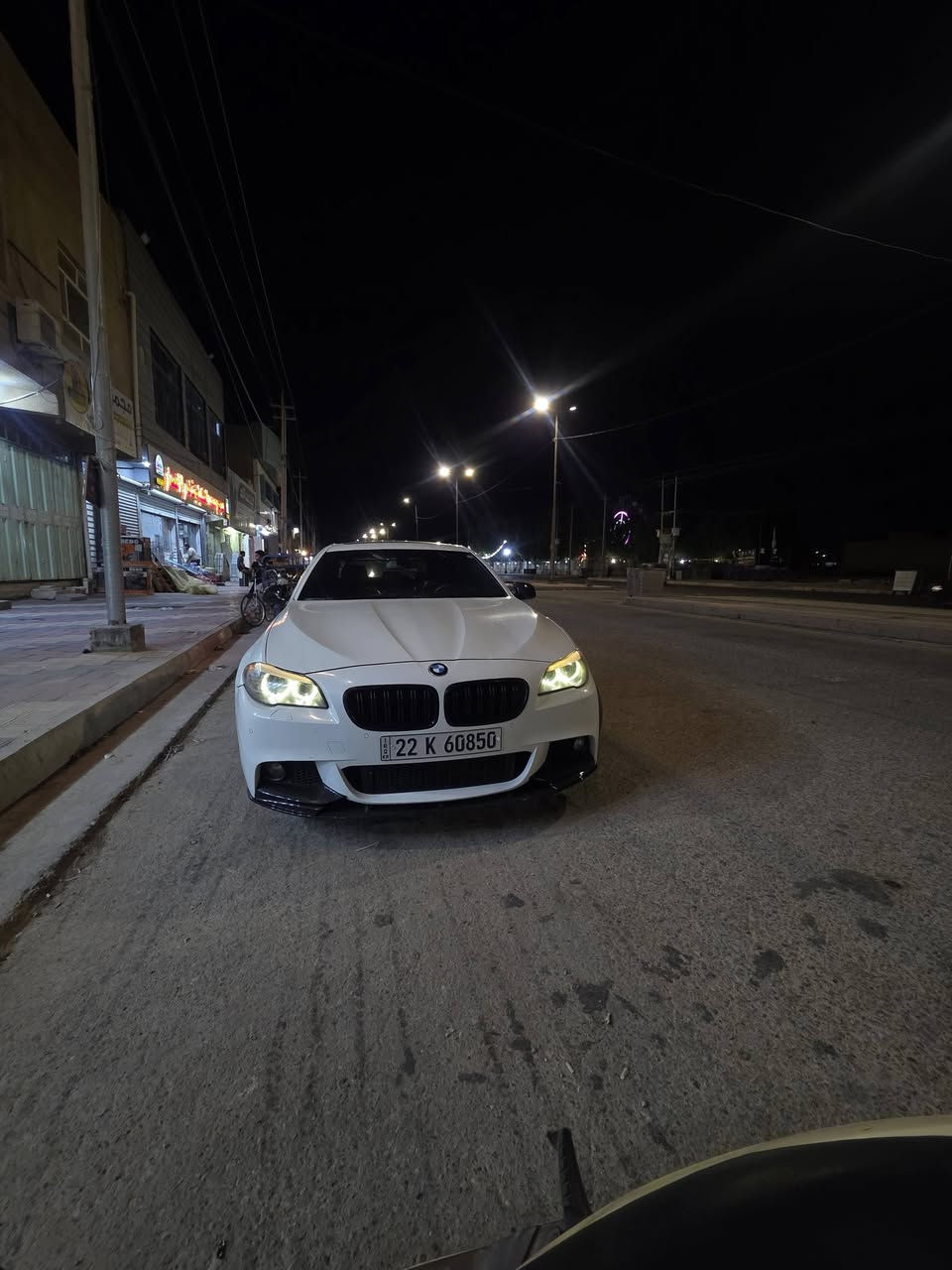 السلام عليكم 
للبيع BMW F10 موديل 2011، مكينة N52، مواصفات خليجي وكالة العروش.

السيارة M Package أصلي، ومكفولة من ناحية المكينة والگير والكشر.

المواصفات

مكينة N52 المرغوبة

M Package أصلي
ماشية ٢٠٠ الف كيلو وهذا ممشه حلو مقارنه مع مديله وشرط ما ملعوب بي

حساسات أمامية وخلفية

كاميرا خلفية

5 برد

مثبت سرعة

فتحة سقف

جنطة كهربائية

بصمتين أصليات للسيارة

شفتات ستيرن

3 وضعيات قيادة

تبريد مناخين منفصلين

حساس إطارات

شاشة صغيرة لكشف الأعطال

LED نهاري

مرايات جانبية ووسطية تعتيم ذاتي

مرايات كهربائية

الإضافات

شاشة أصلية تحديث موديل 2020، وجميع إعدادات السيارة تعمل

دركسيون M موديل 2020

لحية أمامية كاربون فايبر

دوسات جانبية

مرايات سوداء

إشارات ترحيبية بشعار BMW

الصيانة والتبديلات( قبل ٣ اشهر هاي الصيانة )

راديتر جديد

ولف حماوة جديد

منظومة الماء كاملة جديدة

ماء راديتر BMW أصلي

حدادية أمامية كاملة

فلنجات جديدة

دبلات أمامية جديدة(شديت تفصيخ ورة فترة طلع واحد منهن نص عمر )

بلكات Bosch جديدة

تنظيف بخاخات

مجاول جديدة

تنظيف حساس الأوكسجين

تنظيف حجر البيئة

بوشات إكس جديدة

دايفرم مبدل

دسكات جديدة

ملاحظات السيارة

السيارة وكالة العروش

ما عدا الجام الأمامي عكس السايق، الخشم مرشوش فقط بدون معجون وبدون فتح

باقي السيارة حسب الفحص

الجام الأمامي بيه فطور، وهذا موجود تقريباً بعدد تقريبا بكل السيارت

أحد الدبلات الأمامية اللي تبدلت طلع نص عمر وليس تعبان

كلشي مذكور بالإعلان وموجود بالفحص والسونار

السعر: 180 ورقة وبيه مجال 
(لا تقارنه بالامريكي او المهجومة )

📍 موقع السيارة: الكوت
📞 ***********
