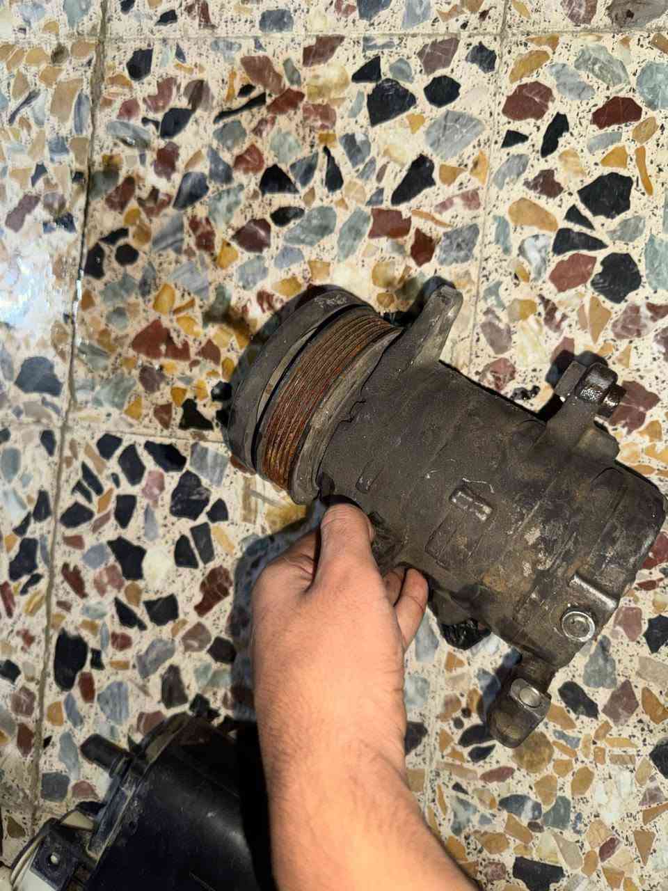 السلام عليكم غراض للبيع كلمن وسعرة تريد خاص او ع هذا الرقم *********** وكلهن مال تفصيخ واغلبهن ما شديتهن نباعت السيارة وبقن الغراض

