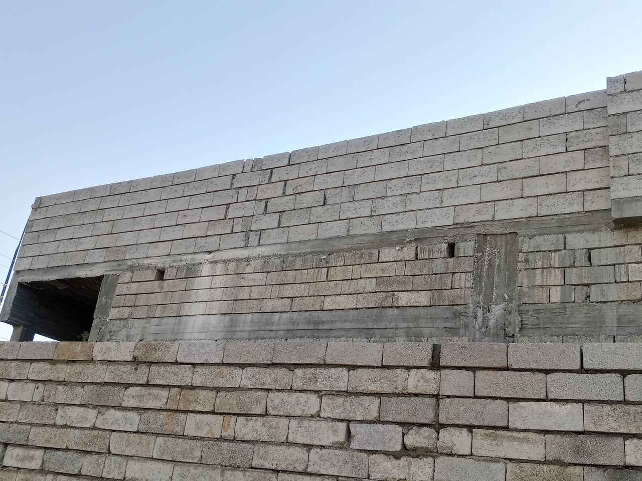 السلام عليكم يوجد كادر متخصص بالبناء واللبخ وتفليش الصبات تعديل البيوت من الداخل وجميع الاعمال/وحفر قصاطل اتصل وتدلل ***********
