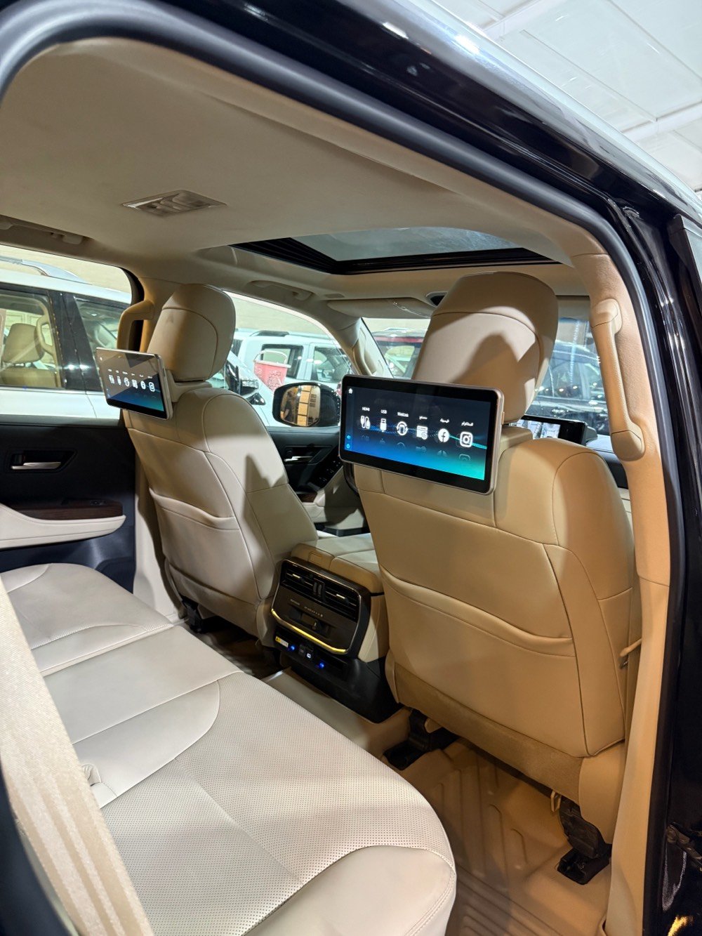 * لاندكروزر GXR لمتد بريم اصلي مستعمل مغلفة ppf بغداد 
* ⁠معرض الناجي بغداد معارض النهضة الشارع الثاني 
* ⁠سعد العبيدي (7700637589) (***********)
* ⁠الموديل : 2025 اسود مكفول مغلفه ppf 
* ⁠الفئة: GXR لمتد تنفس طبيعي 
* ⁠السعر (74.500 $) بغداد 
* ⁠اللون اسود رقم بغداد
* ⁠محرك 6 سلندر (4000 cc)
* ⁠العدد (17200 كم)مكفولة كفالة عامة 
* ⁠داخل جلد بيجي اصلي رادار خلفي مانع تصادم امامي الدعامية الخلفية نيكل 
* ⁠4 كامرات محيطية (360 درجة) ابواب شفط اصلي 
* ⁠دبل شاحن وايرليس خلفي
* ⁠لحاية (كت اصلي) امامي خلفي ايرباك عدد (8) صاج داخلي 
* ⁠بصمة تشغيل بصمات ابواب عدد (5) 
* ⁠شاشة امامية اصلية شاشات خلفية عدد (2) فتحة سقف (سلايت) 
* ⁠كراسي الامامية كهرباء وتبريد مقاعد (7) راكب دفع رباعي (4 * 4) 
* ⁠ثلاجة وسطية جنطة كهرباء تشغيل عن بعد شاحن واير ليس امامي حساس امامي خلفي ويل (20 انج)
* ⁠وباقي مواصفاتGXR المتد البريمر المعروفة 
* ⁠السعر (74.500 الف دولار )
* بغداد - معارض النهضة - الشارع الثاني - معرض الناجي هـ(***********)